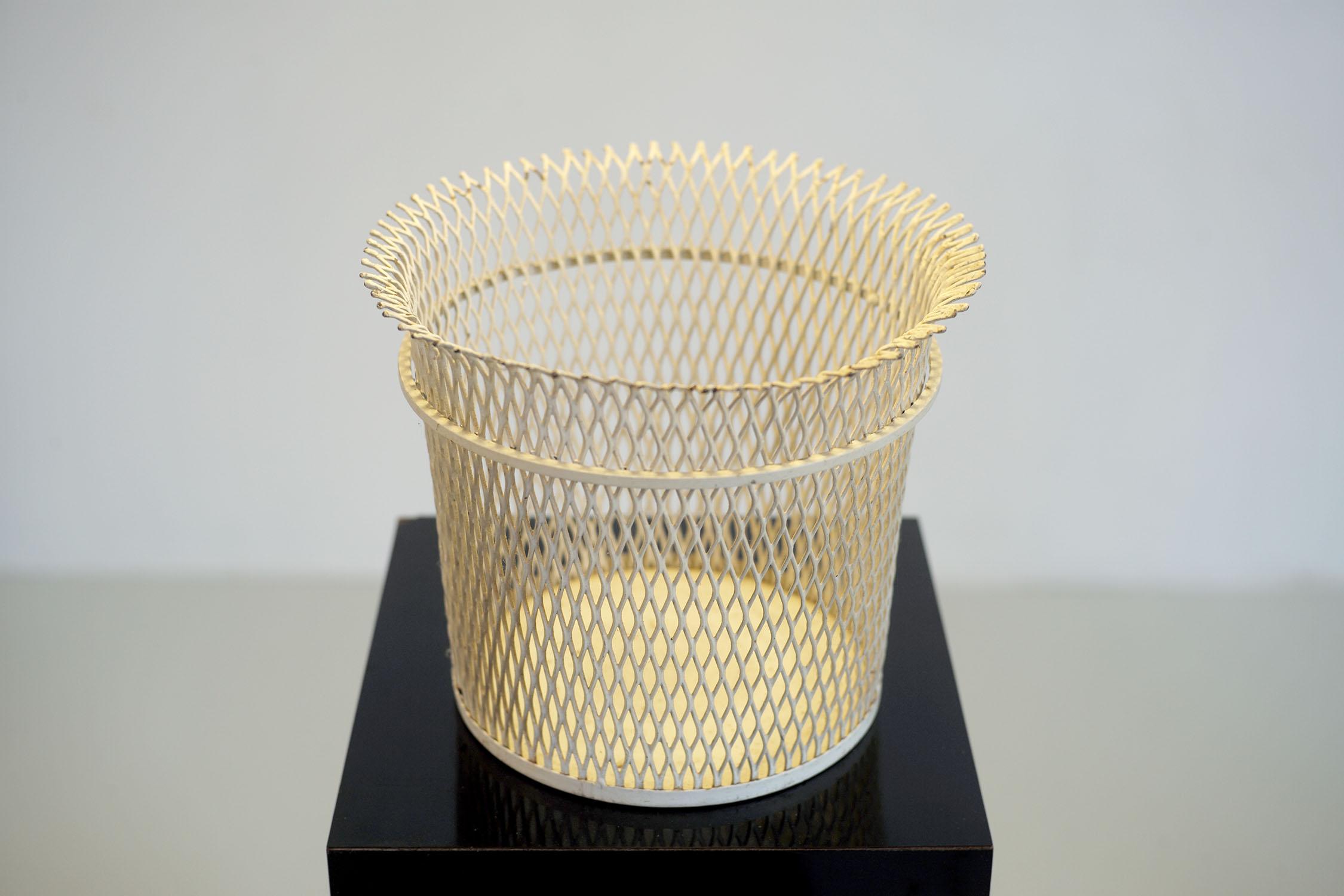 Mathieu Matégot, Großer Übertopf aus weiß lackiertem Streckmetall, Frankreich 1950.
Aufgeführt unter Nr. 37 in der Monographie 