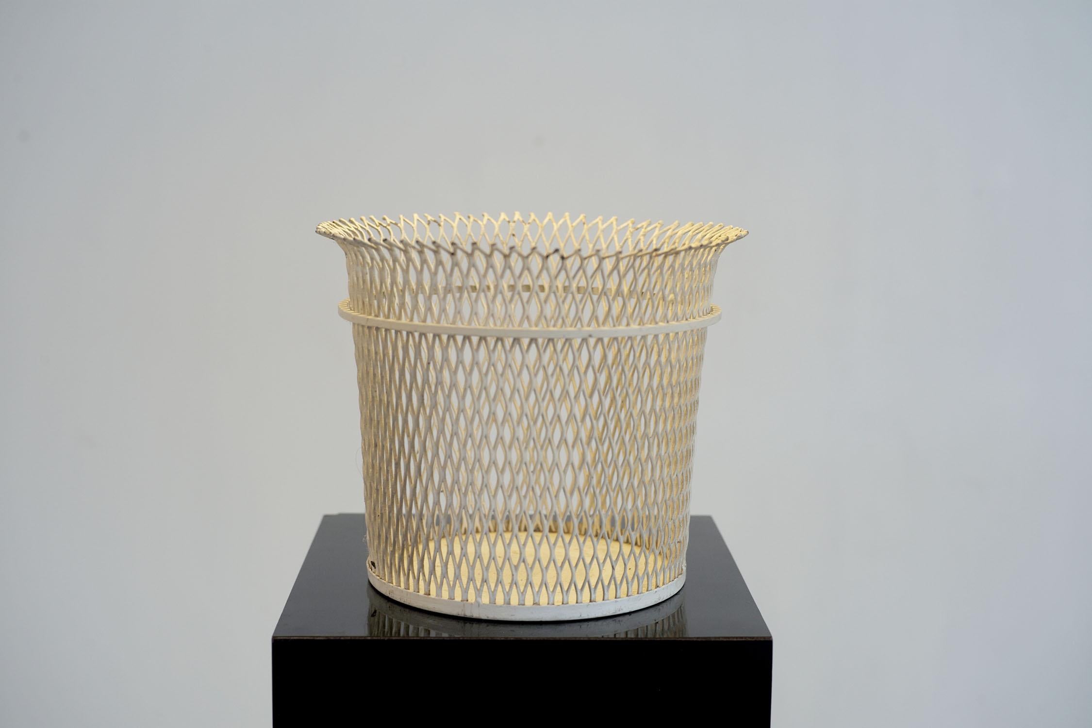 Mathieu Mategot, Großer Pflanzgefäßtopf, Frankreich 1950 (Metall) im Angebot