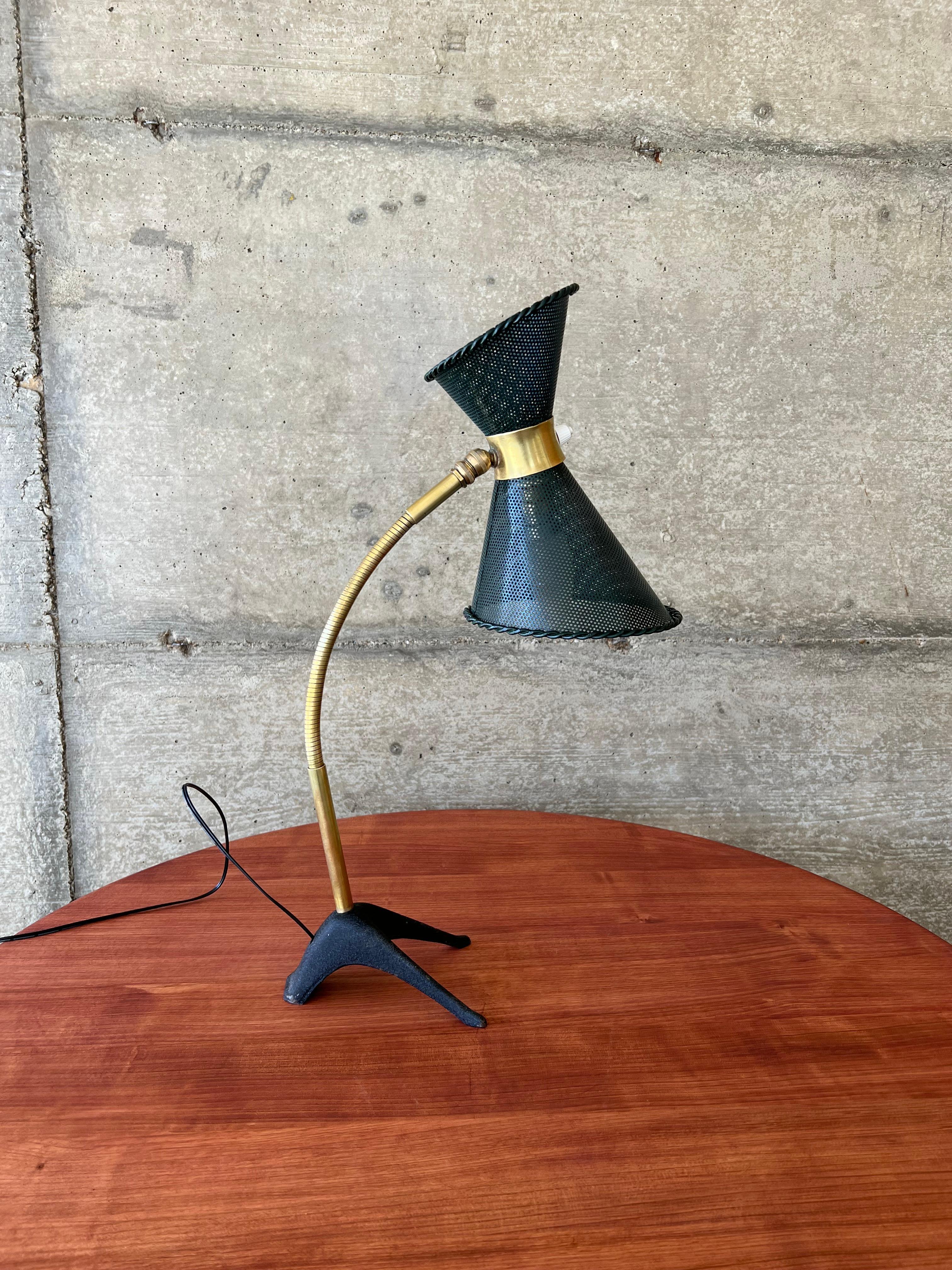 Mathieu Matégot Metall und Messing, Schreibtischlampe, 1950er Jahre im Angebot 11
