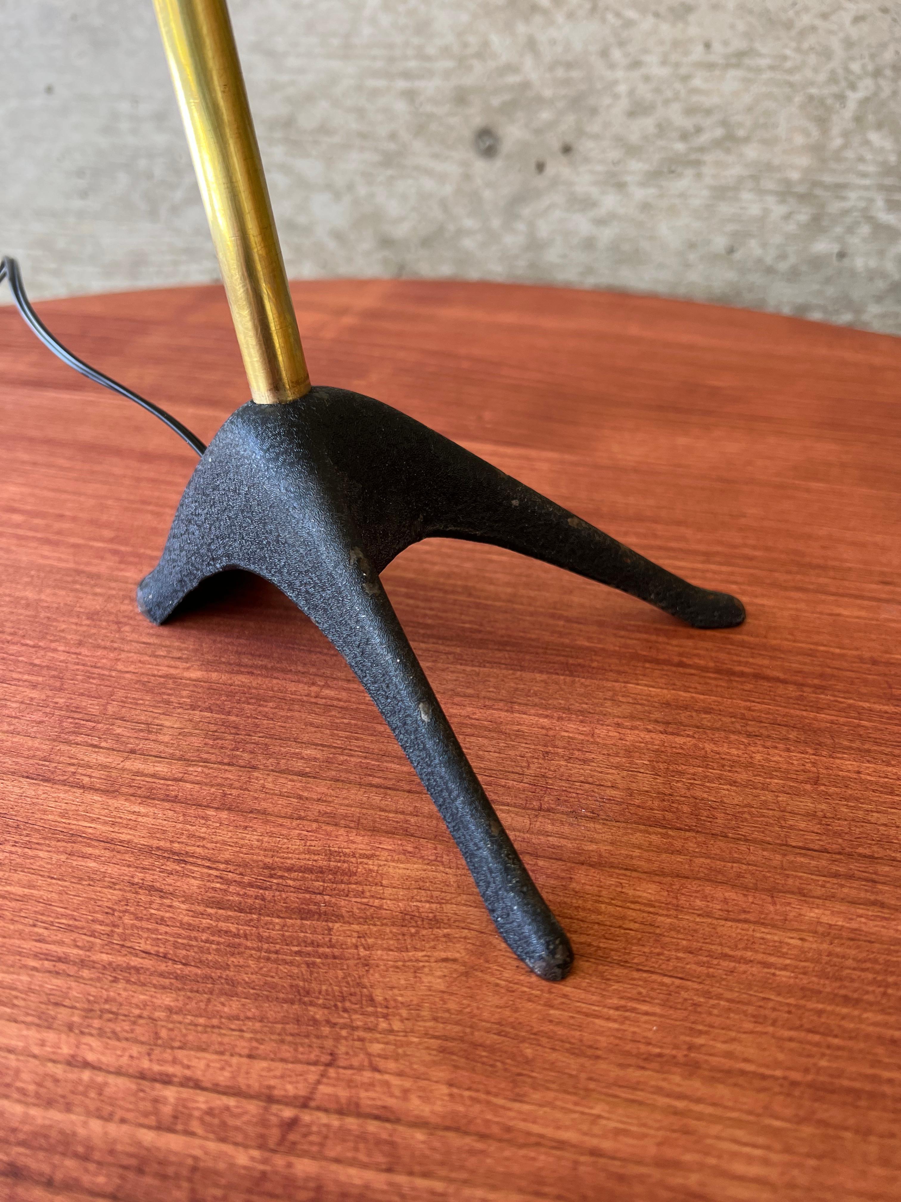 Mathieu Matégot Metall und Messing, Schreibtischlampe, 1950er Jahre im Angebot 1