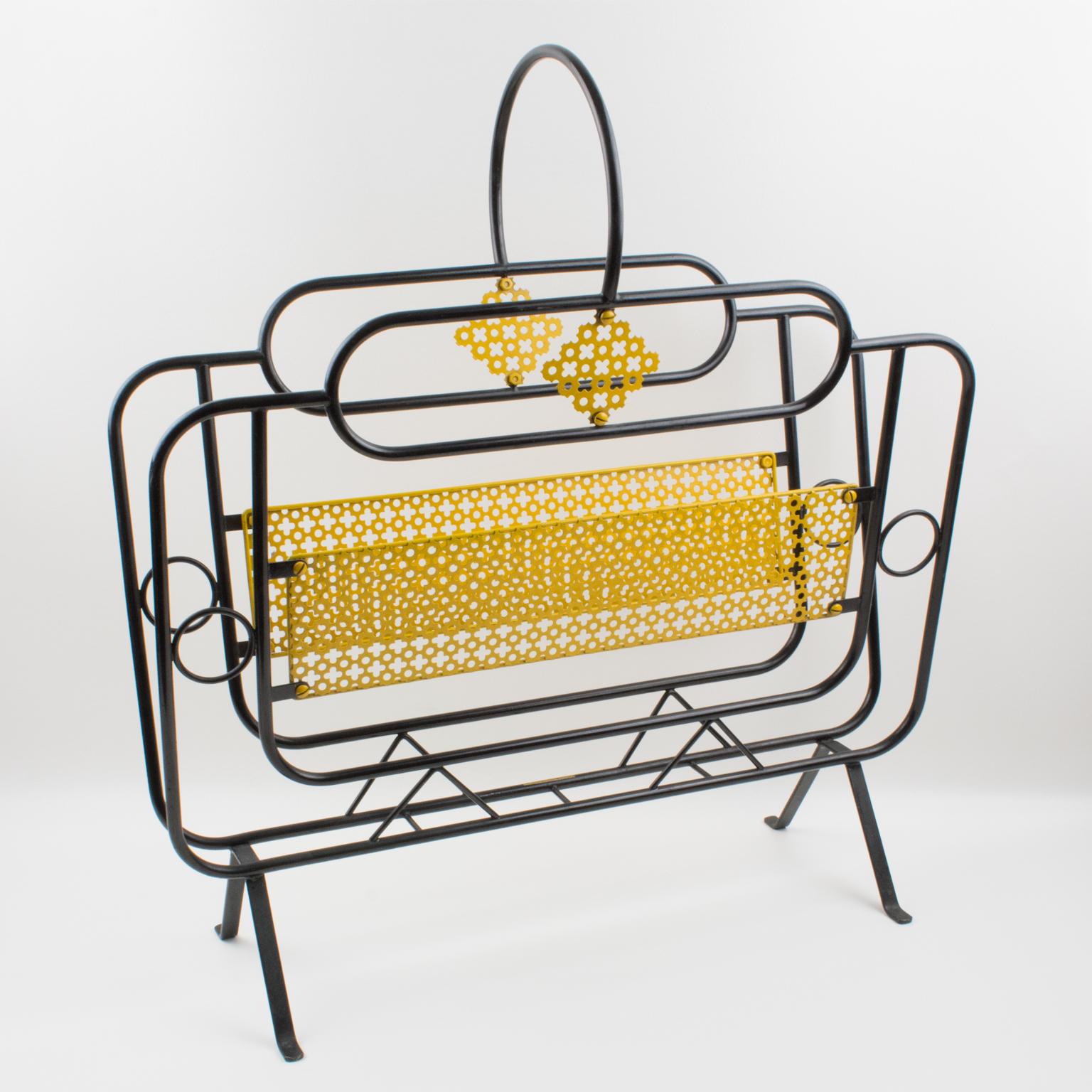 Le design de cet élégant porte-revues moderniste du milieu du siècle est généralement attribué à Mathieu Matégot (1910-2001). Ce porte-revues est un exemple frappant de la métallurgie française des années 1950. Le métal est plié, perforé et laqué en