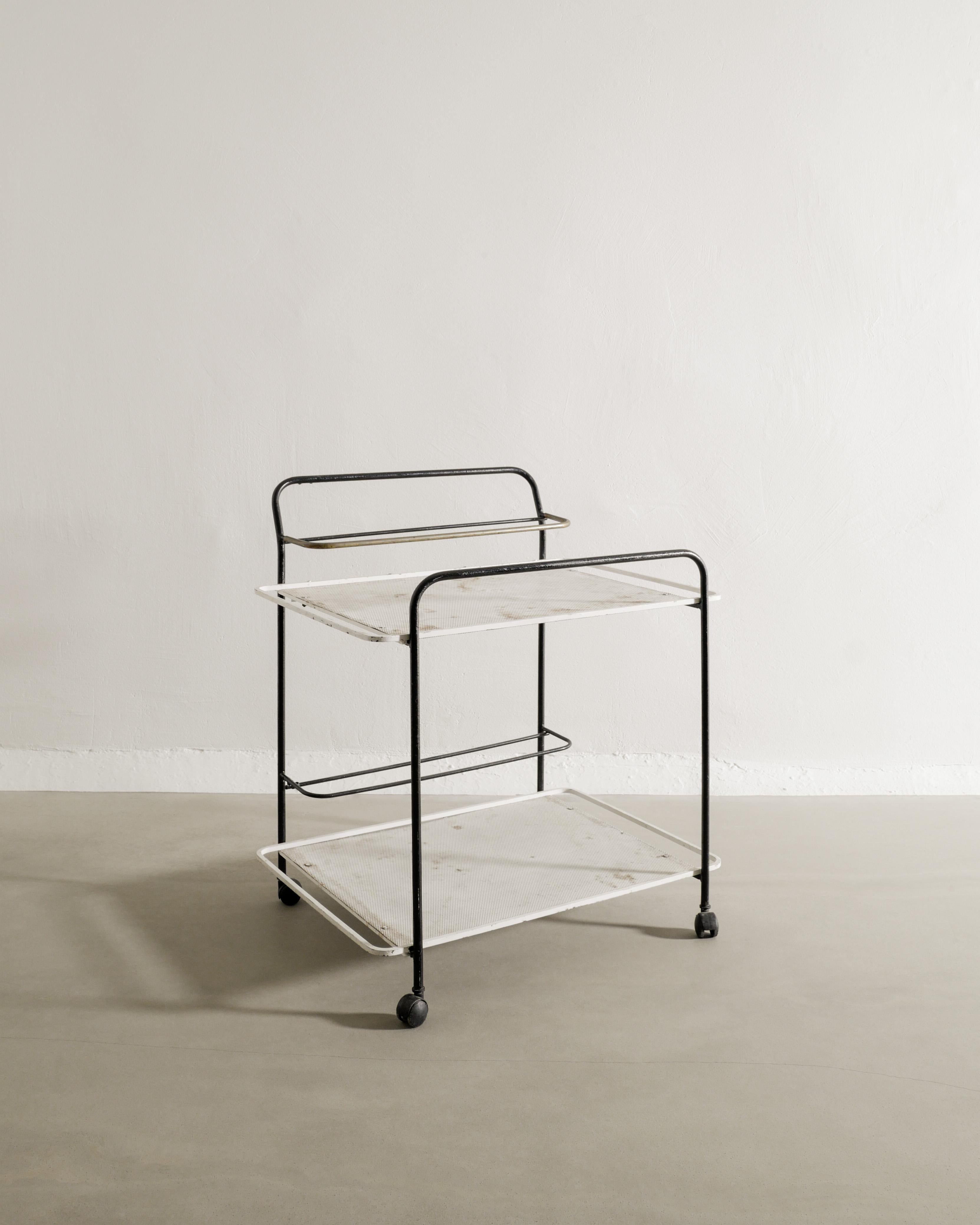 Rare chariot de service de bar français du milieu du siècle en métal laqué noir et blanc et en laiton par Mathieu Matégot produit par Steph Simon France, années 1950. En bon état vintage. 

Dimensions : 72 cm / 28.35