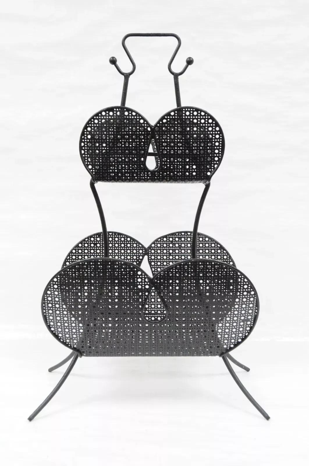 Scaffale per riviste a 2 livelli con rete metallica a forcina nera di Mathieu Mategot. L'articolo presenta una struttura in ferro e un ampio spazio di archiviazione. Articolo vintage molto bello, linee pulite e moderniste, forma scultorea elegante.