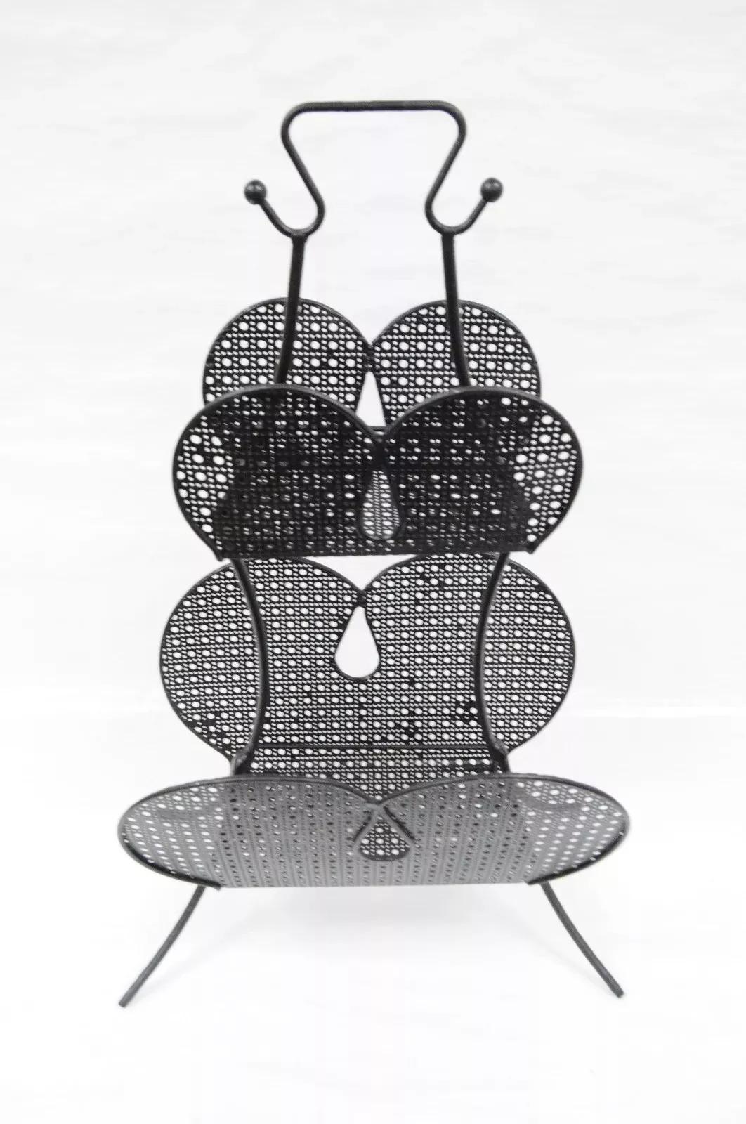 Sconosciuto Mathieu Mategot Porta riviste a 2 livelli con rete metallica a forcina nera del Mid Century Modern in vendita