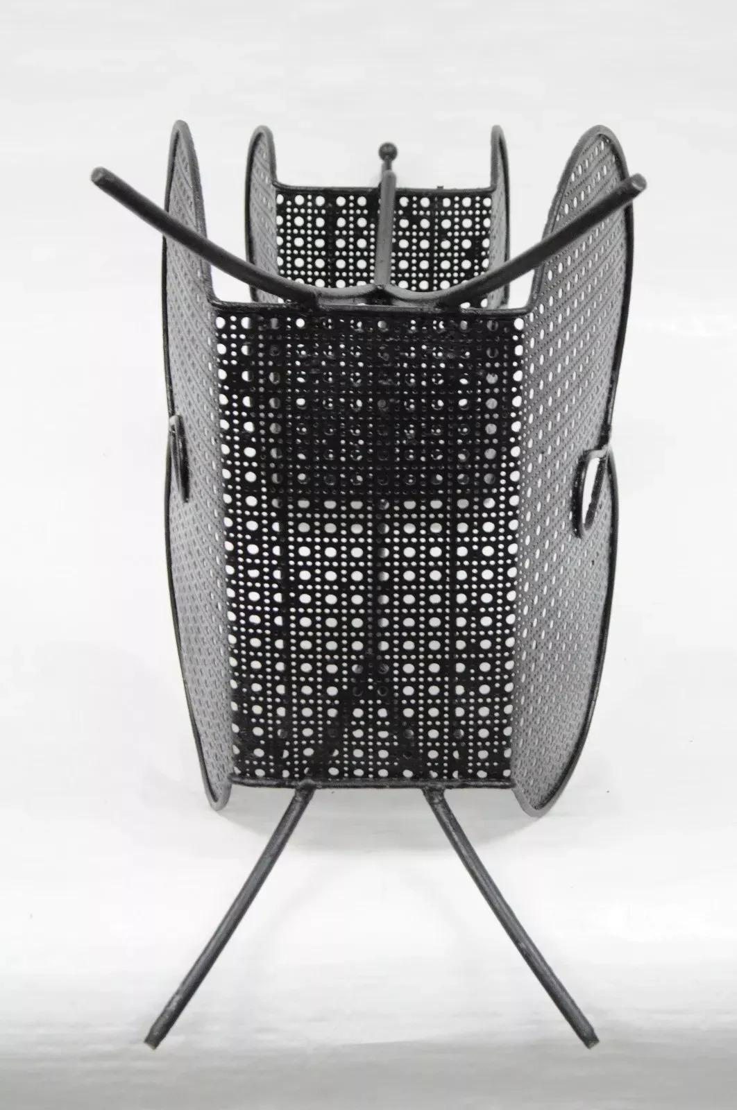 Mathieu Mategot Porta riviste a 2 livelli con rete metallica a forcina nera del Mid Century Modern in vendita 2