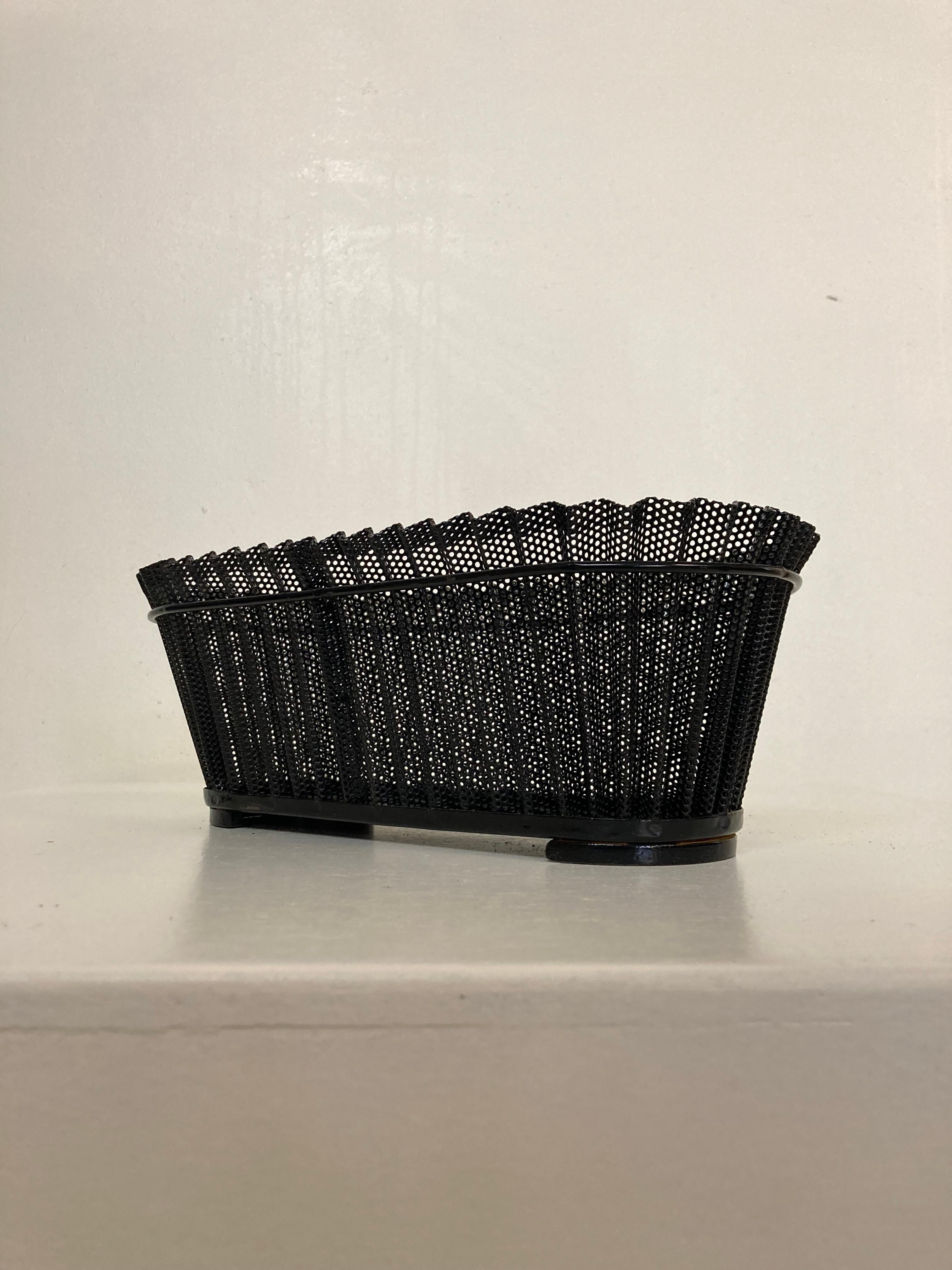 Mathieu Matégot Modernes Pflanzgefäß aus schwarzem perforiertem Metall, Frankreich, 1950er Jahre im Angebot 1