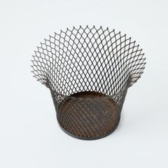 Mathieu Matégot, cestino in metallo smaltato, metà del secolo scorso, circa 1950