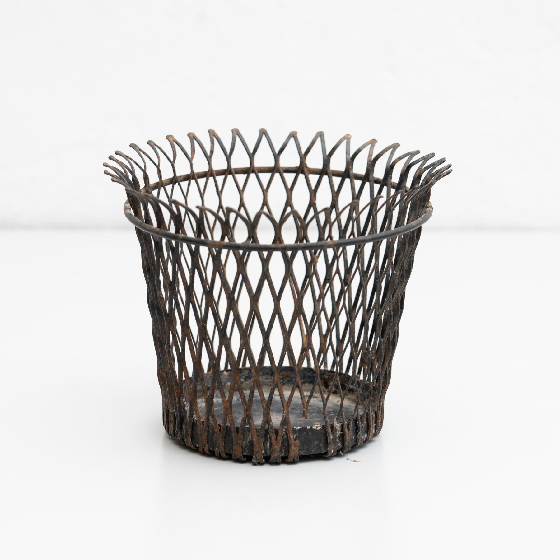 Enameled metal basket designed by Mathieu Matégot.

Manufactured by Ateliers Matégot (France,) circa 1950.

Lacquered perforated metal, it has some traces of rust.

In original condition, with wear consistent with age and use, preserving a