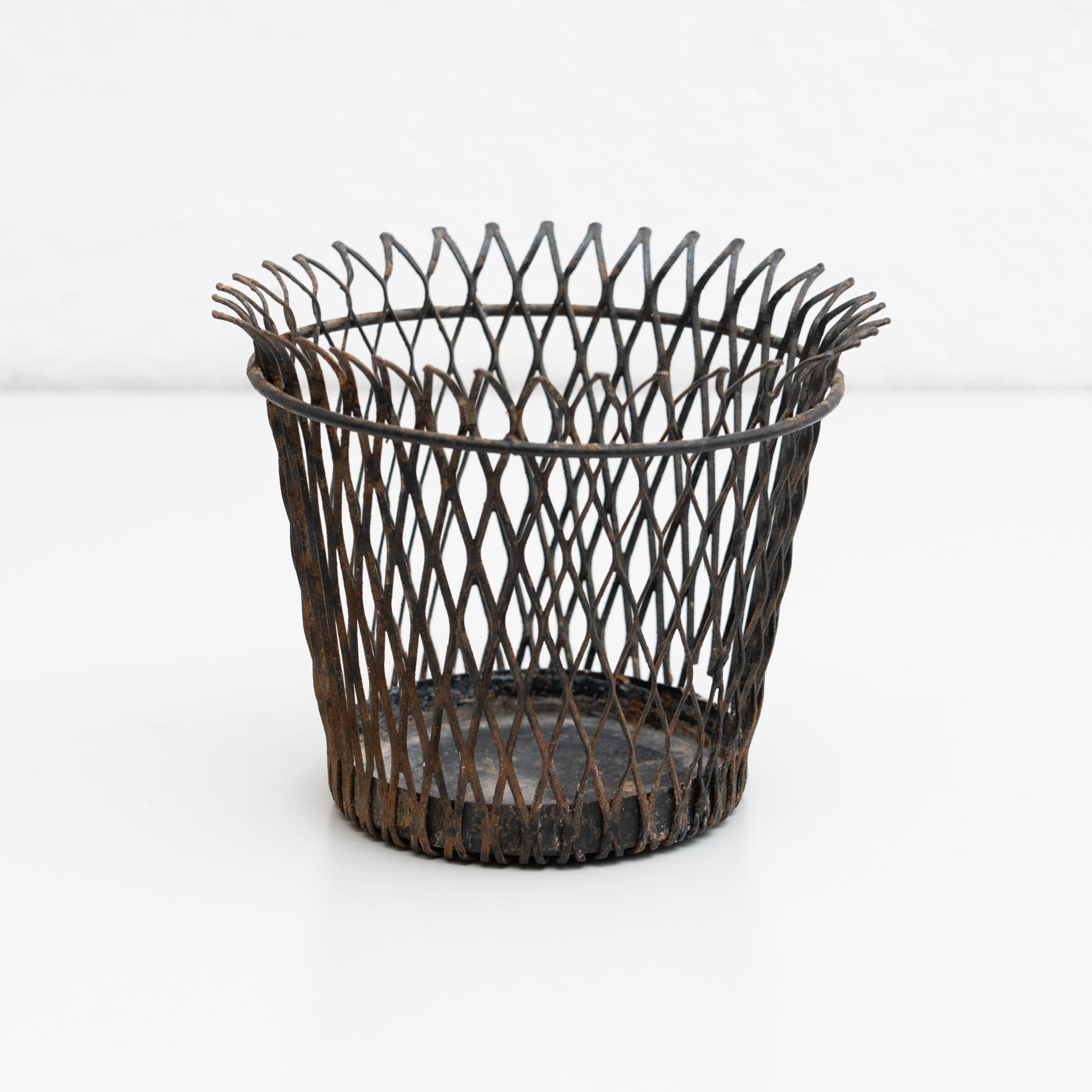 Mathieu Matégot, cestino in metallo smaltato, metà del secolo scorso, circa 1950 In condizioni discrete in vendita a Barcelona, Barcelona