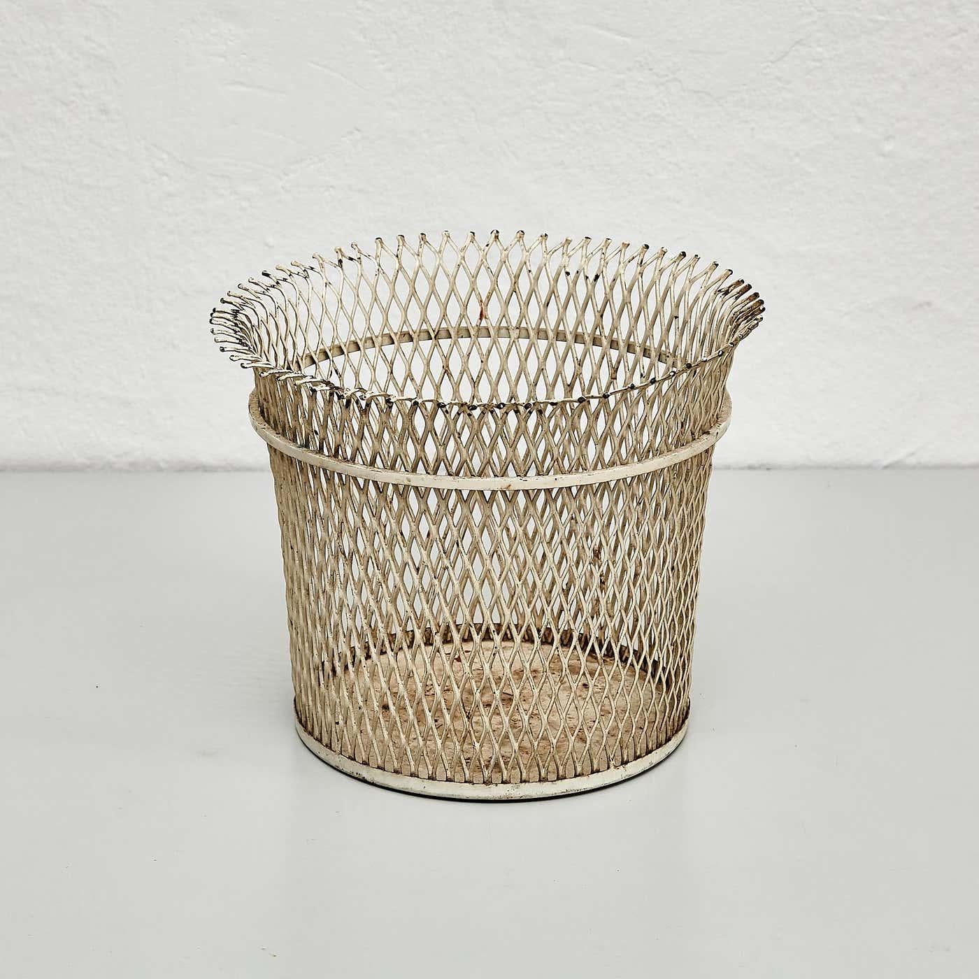 Mathieu Matégot - Cestino per la carta in metallo bianco, metà del secolo scorso - circa 1950 in vendita 3