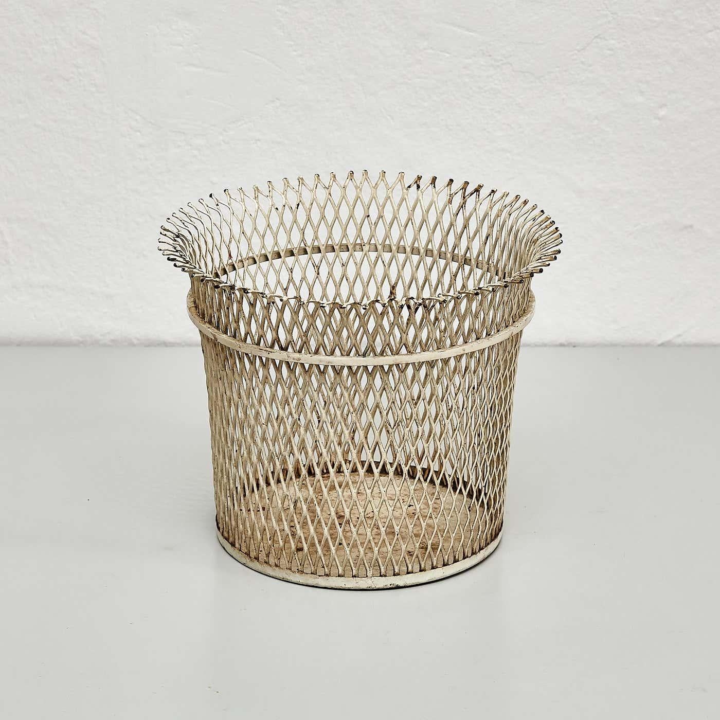 Mid-Century moderno Mathieu Matégot - Cestino per la carta in metallo bianco, metà del secolo scorso - circa 1950 in vendita