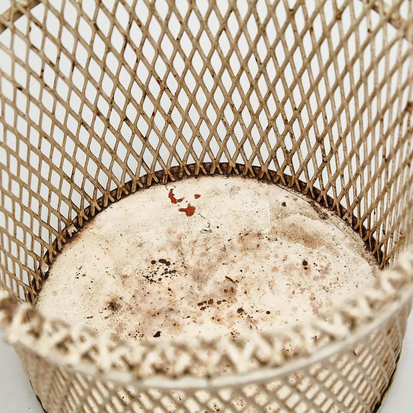 Francese Mathieu Matégot - Cestino per la carta in metallo bianco, metà del secolo scorso - circa 1950 in vendita