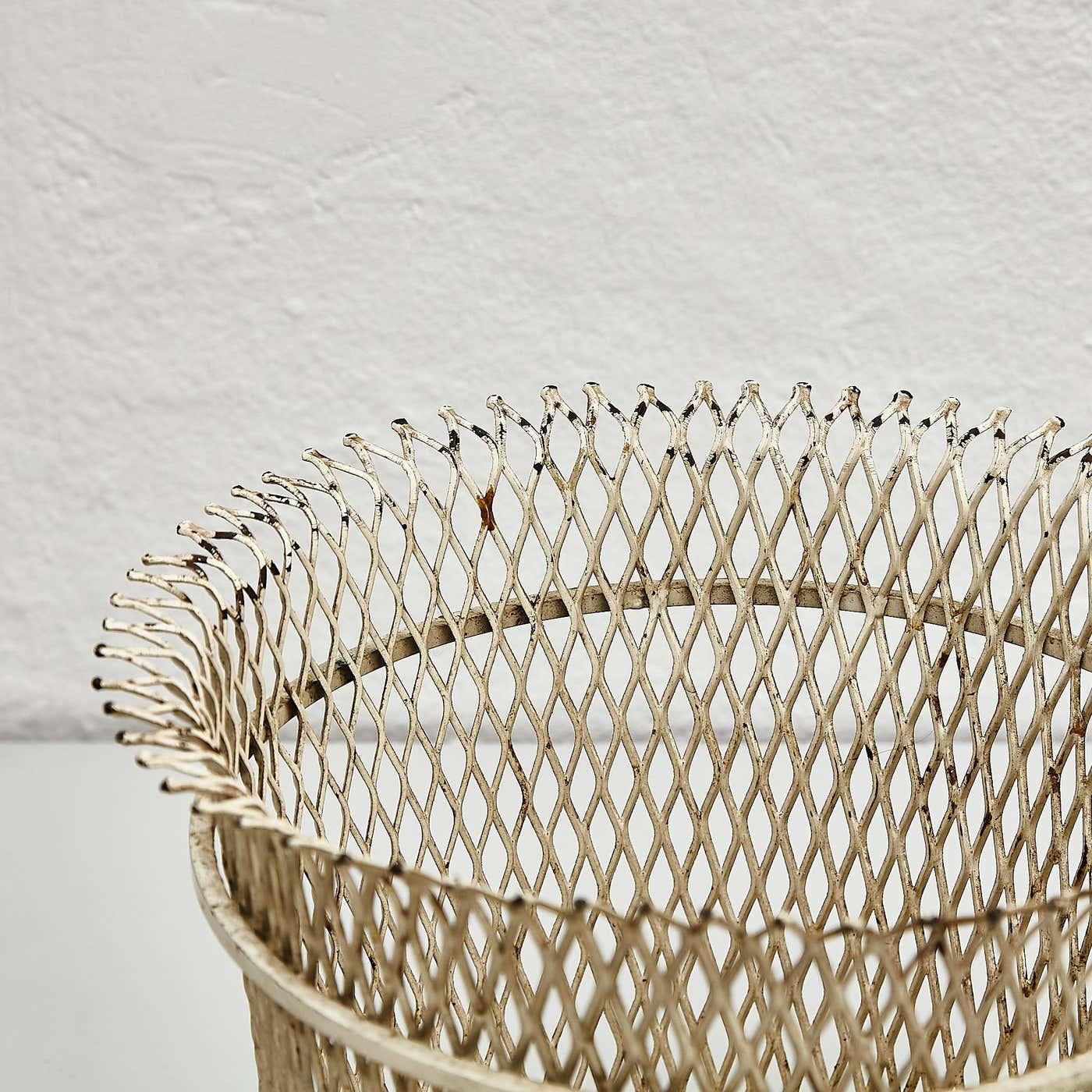 Mathieu Matégot - Cestino per la carta in metallo bianco, metà del secolo scorso - circa 1950 In condizioni discrete in vendita a Barcelona, Barcelona