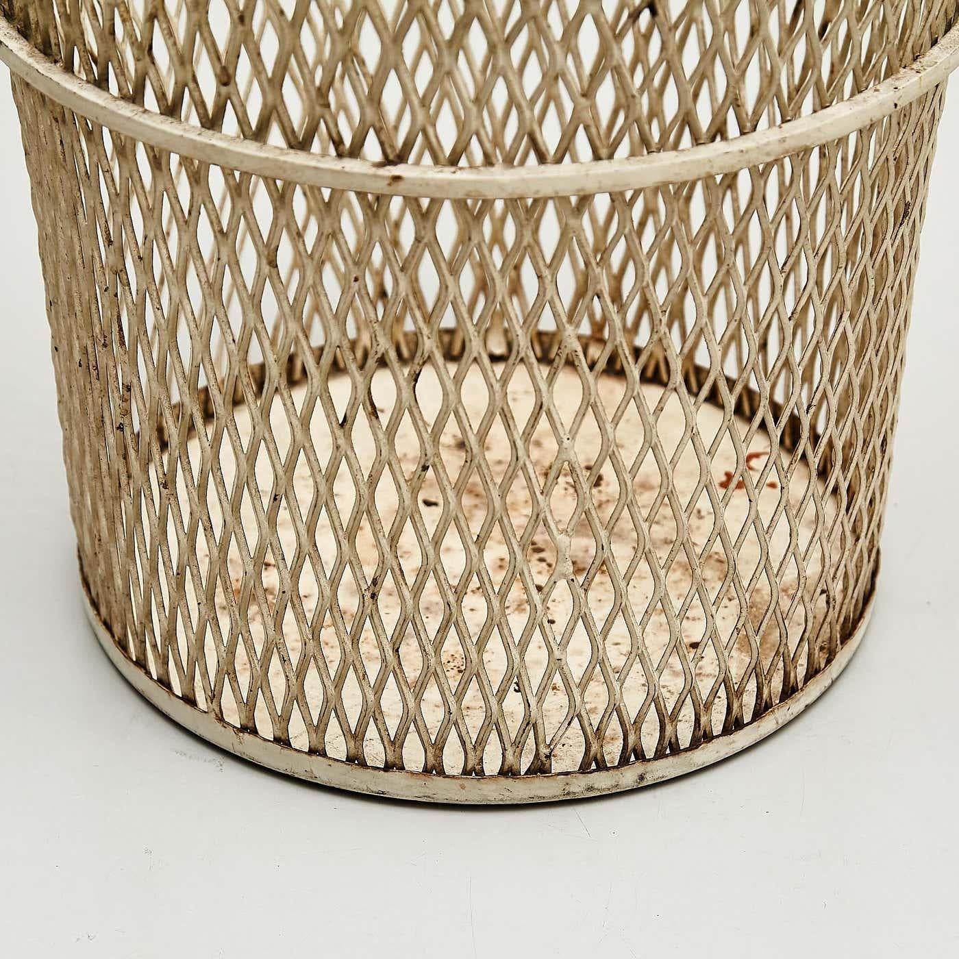Metallo Mathieu Matégot - Cestino per la carta in metallo bianco, metà del secolo scorso - circa 1950 in vendita