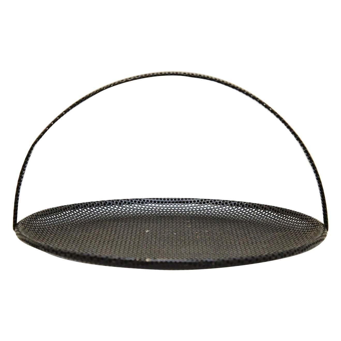 Piatto in metallo smaltato progettato da Mathieu Matégot.
Prodotto da Artimeta (Olanda), circa 1950.
Metallo perforato laccato con vernice originale.

In ottime condizioni originali, con lievi segni di usura dovuti all'età e all'uso, che conservano