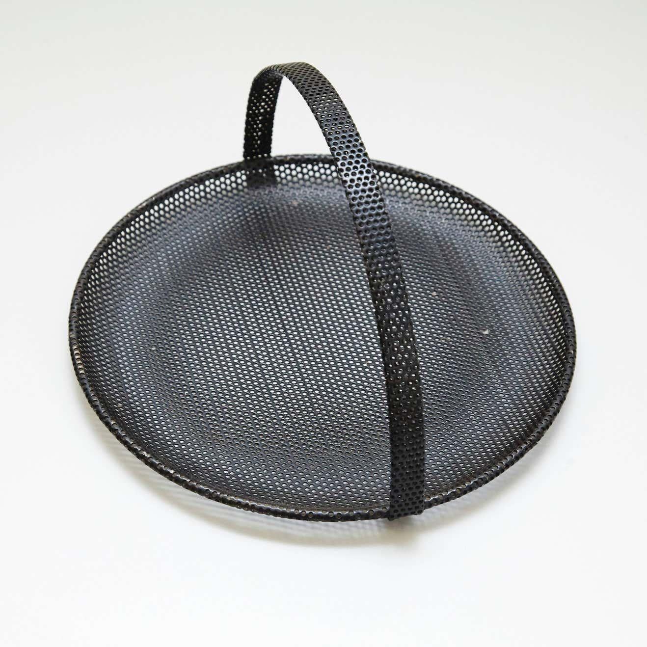 Mid-Century moderno Piatto nero da frutta di Mathieu Matégot, metà del secolo scorso, circa 1950 in vendita