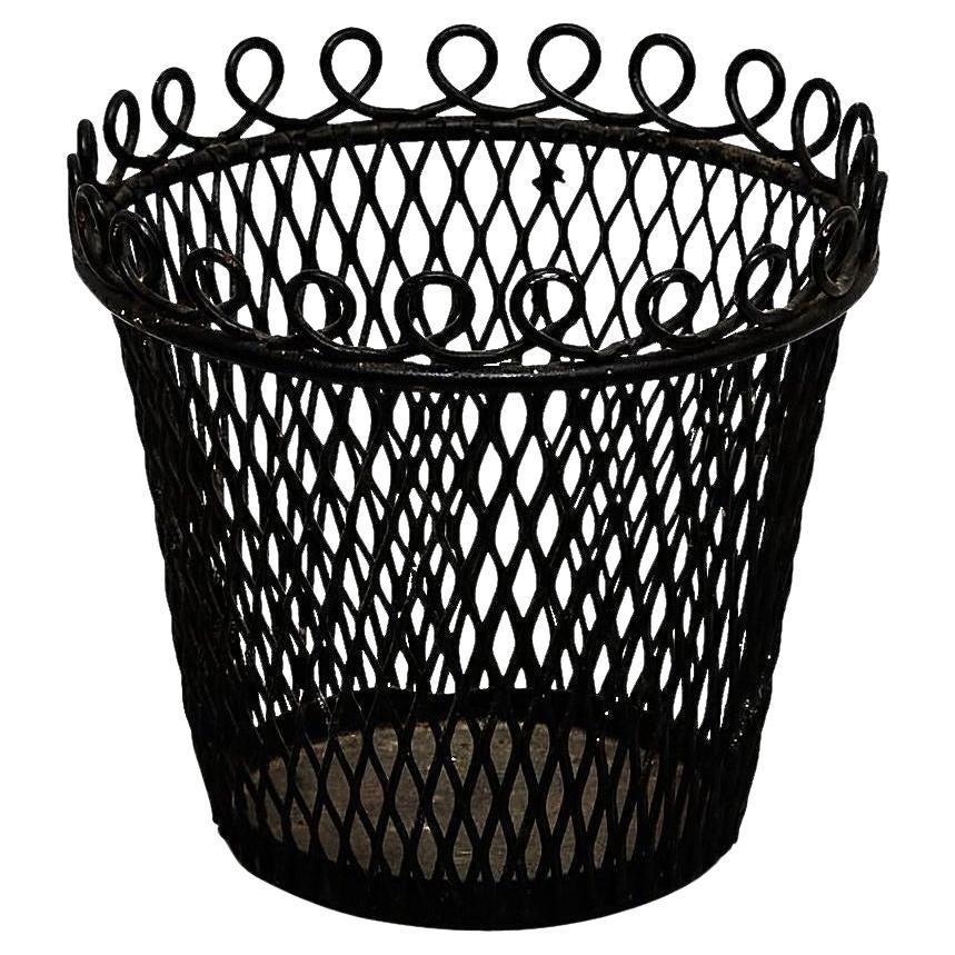 Vaso da fiori francese in metallo nero di Mathieu Matégot, metà del secolo scorso, circa 1950