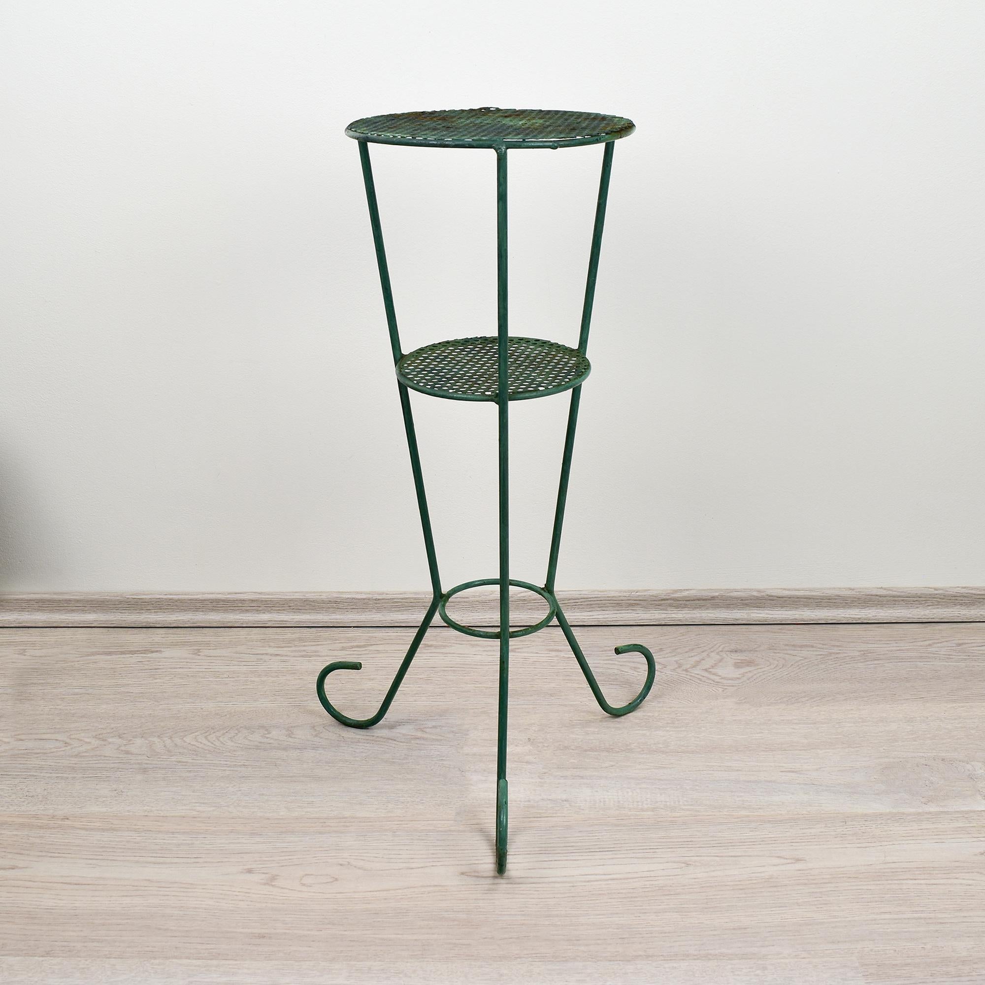 Ce cache-pot français en métal vert-de-gris attribué à Mathieu Matégot, datant d'environ 1950, est un bel exemple de design français intemporel. Fabriqué en métal patiné vert-de-gris, le support incarne l'élégance fonctionnelle caractéristique du