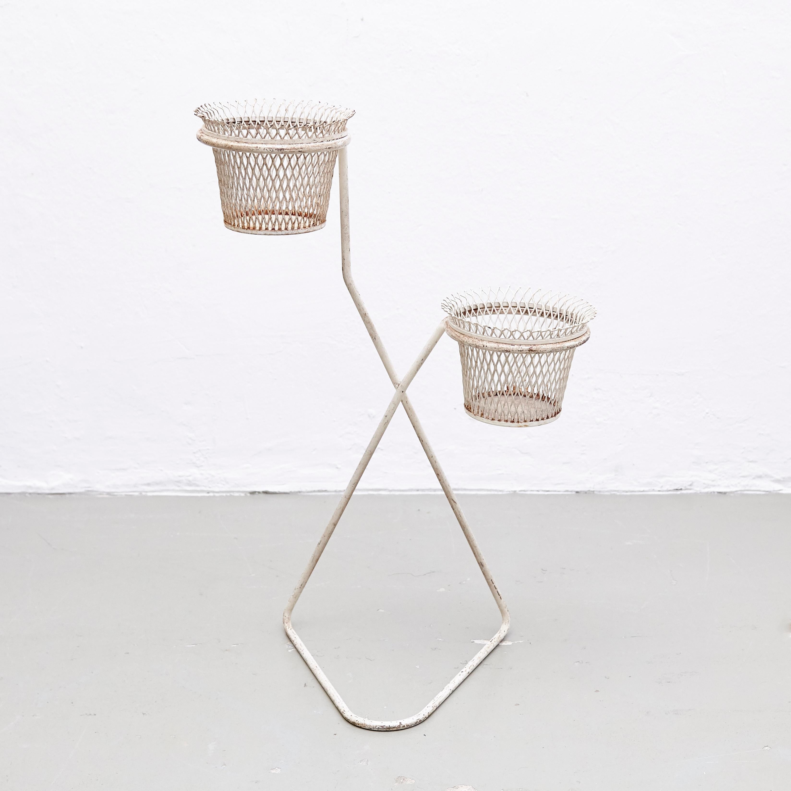 Plant stand designed by Mathieu Matégot, circa 1950.
Manufactured in France.

Perforated and lacquered metal.

In good original condition, with minor wear consistent with age and use, preserving a beautiful patina.

Mathieu Matégot