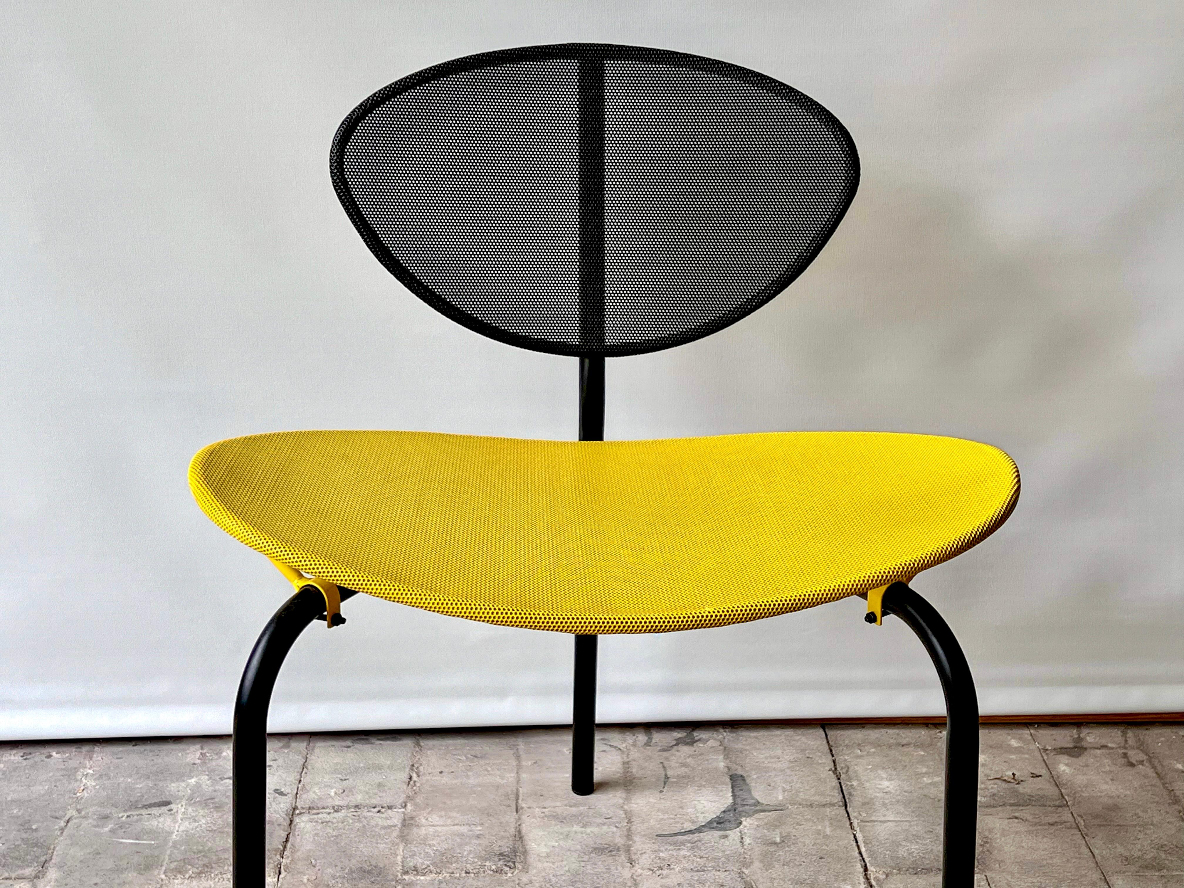Milieu du XXe siècle Mathieu Mategot, chaise Nagasaki en noir et jaune en vente
