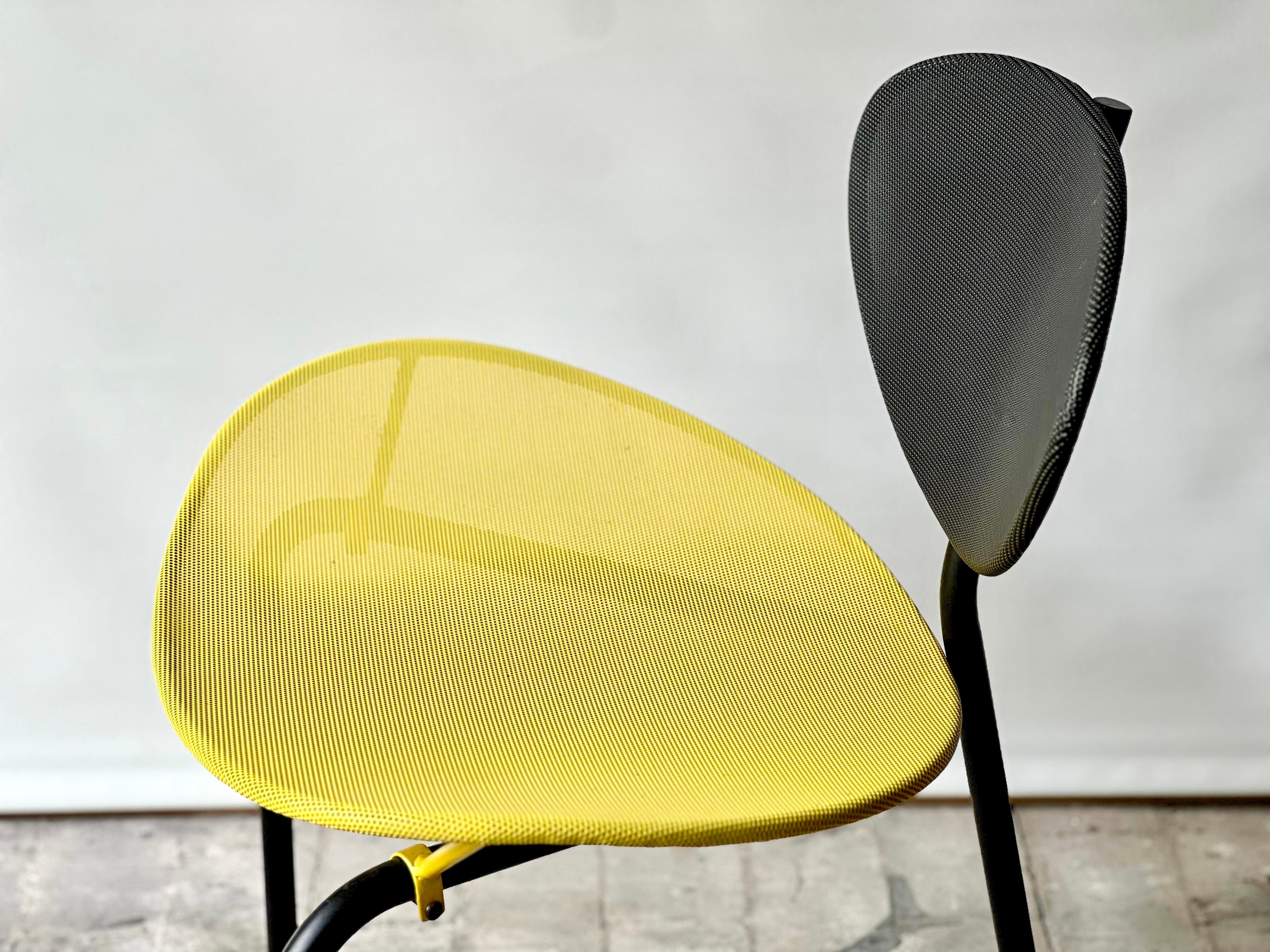 Métal Mathieu Mategot, chaise Nagasaki en noir et jaune en vente
