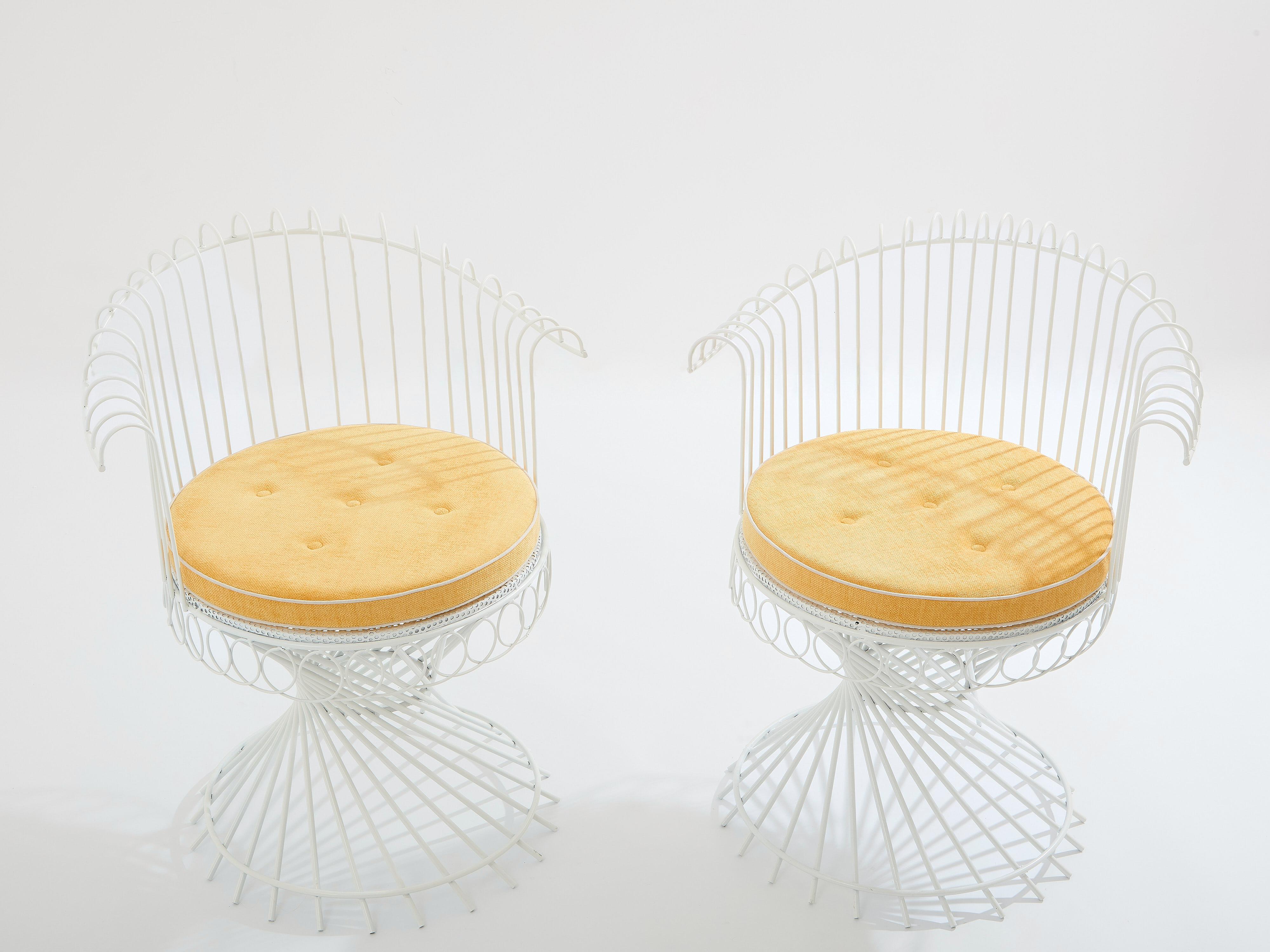 Cette paire de fauteuils emblématique est une création originale de Mathieu Matégot, datant des années 1950. Les fauteuils sont fabriqués en métal laqué blanc. La manipulation méticuleuse de la matière première met en valeur l'ingéniosité de