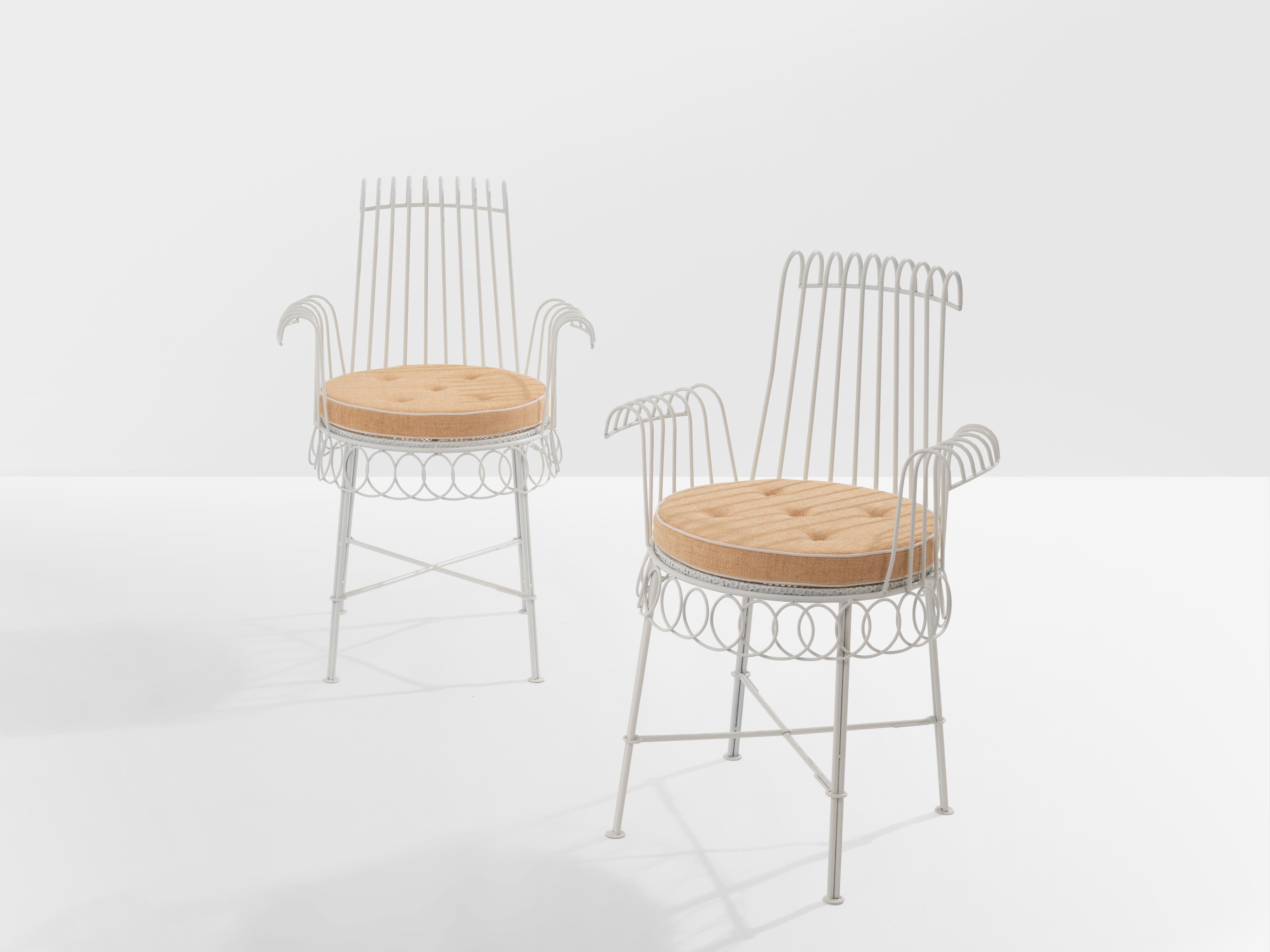 Esta emblemática pareja de sillas Cap d'Ail es una creación original de Mathieu Matégot, que data de los años cincuenta. Los sillones son de metal lacado en blanco. La meticulosa manipulación de la materia prima pone de manifiesto el ingenio del