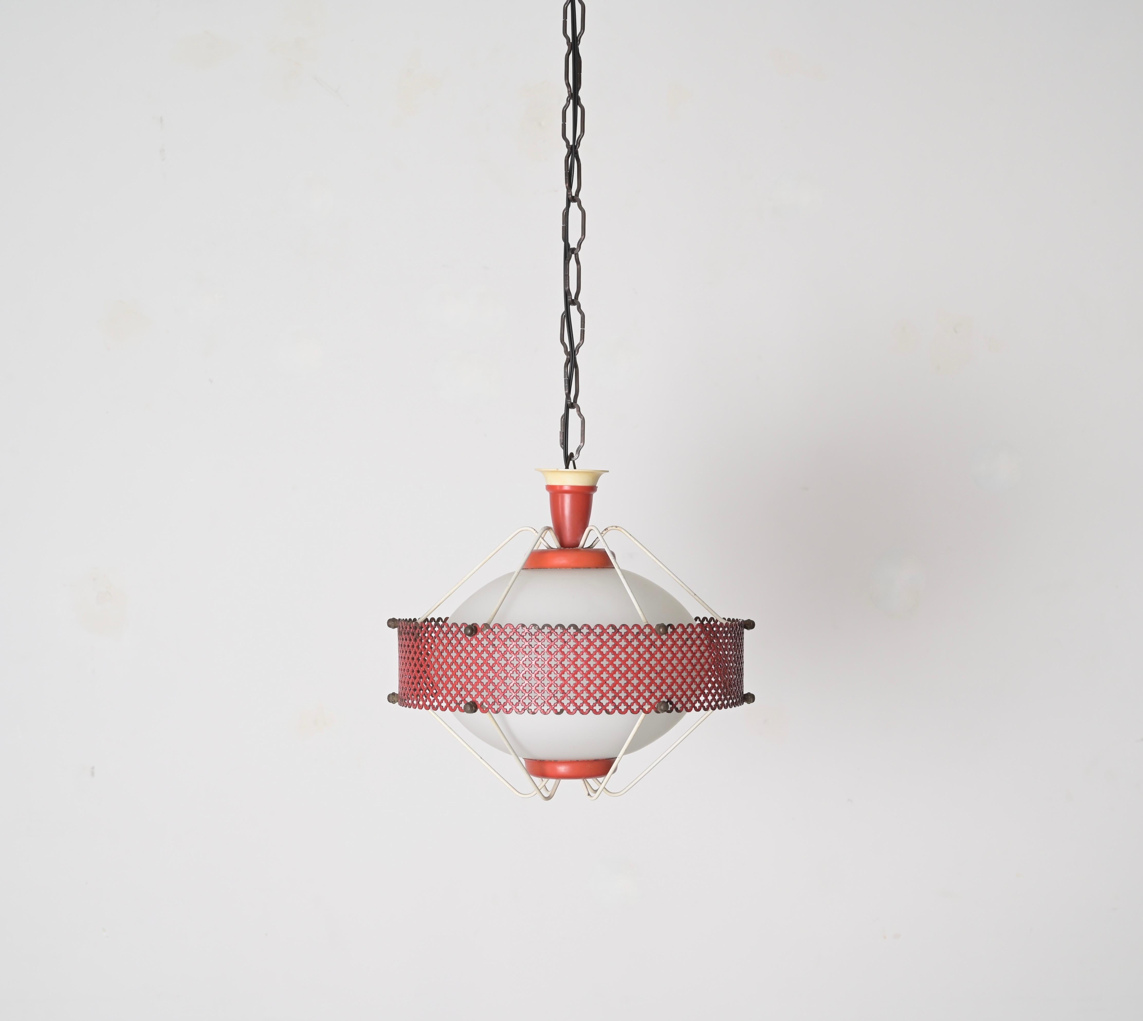 Mathieu Matégot Pendelleuchten aus Opalglas, rotes Metall, 1950er Jahre Französische Beleuchtung im Angebot 4