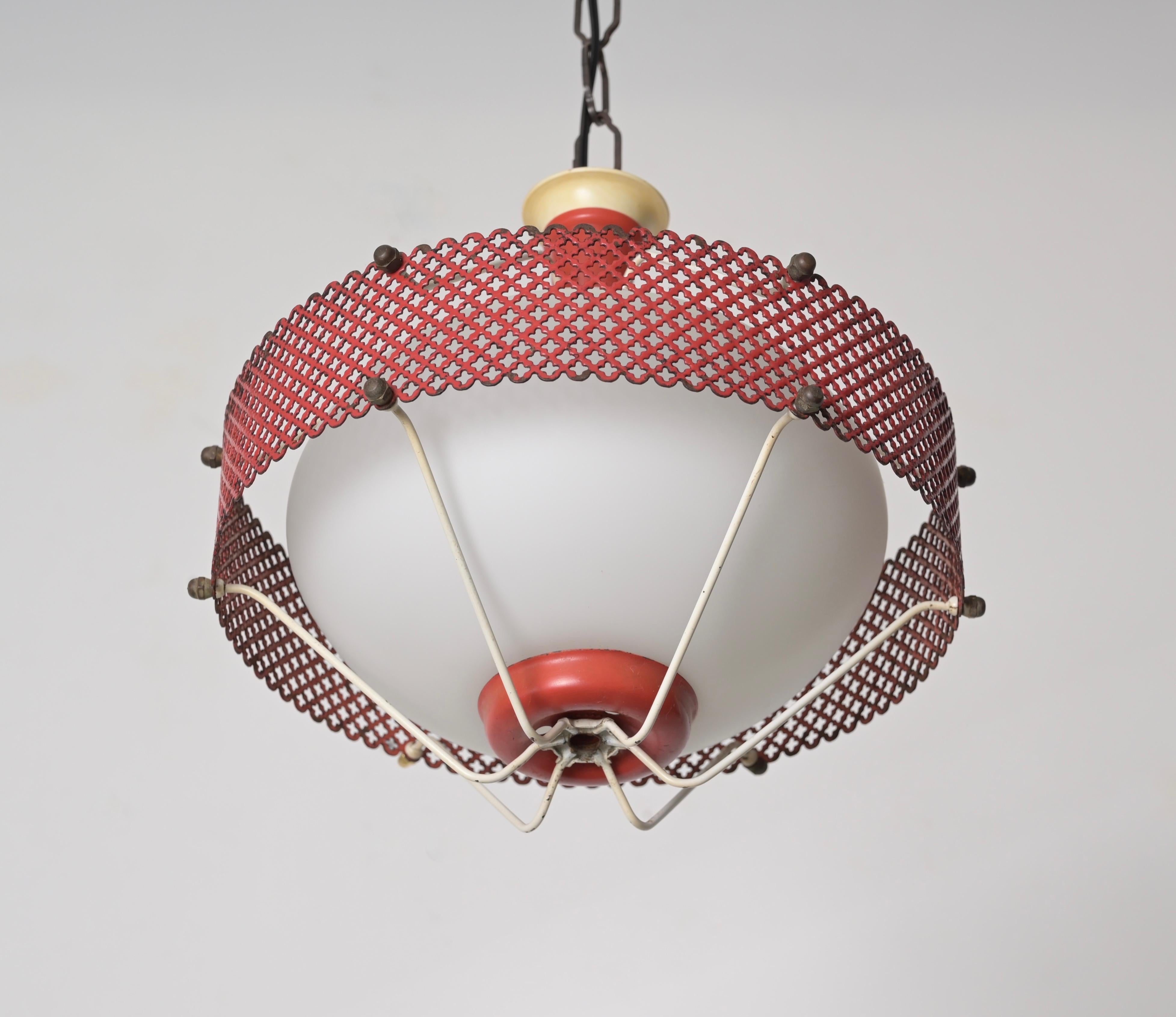 Mathieu Matégot Pendelleuchten aus Opalglas, rotes Metall, 1950er Jahre Französische Beleuchtung im Angebot 2