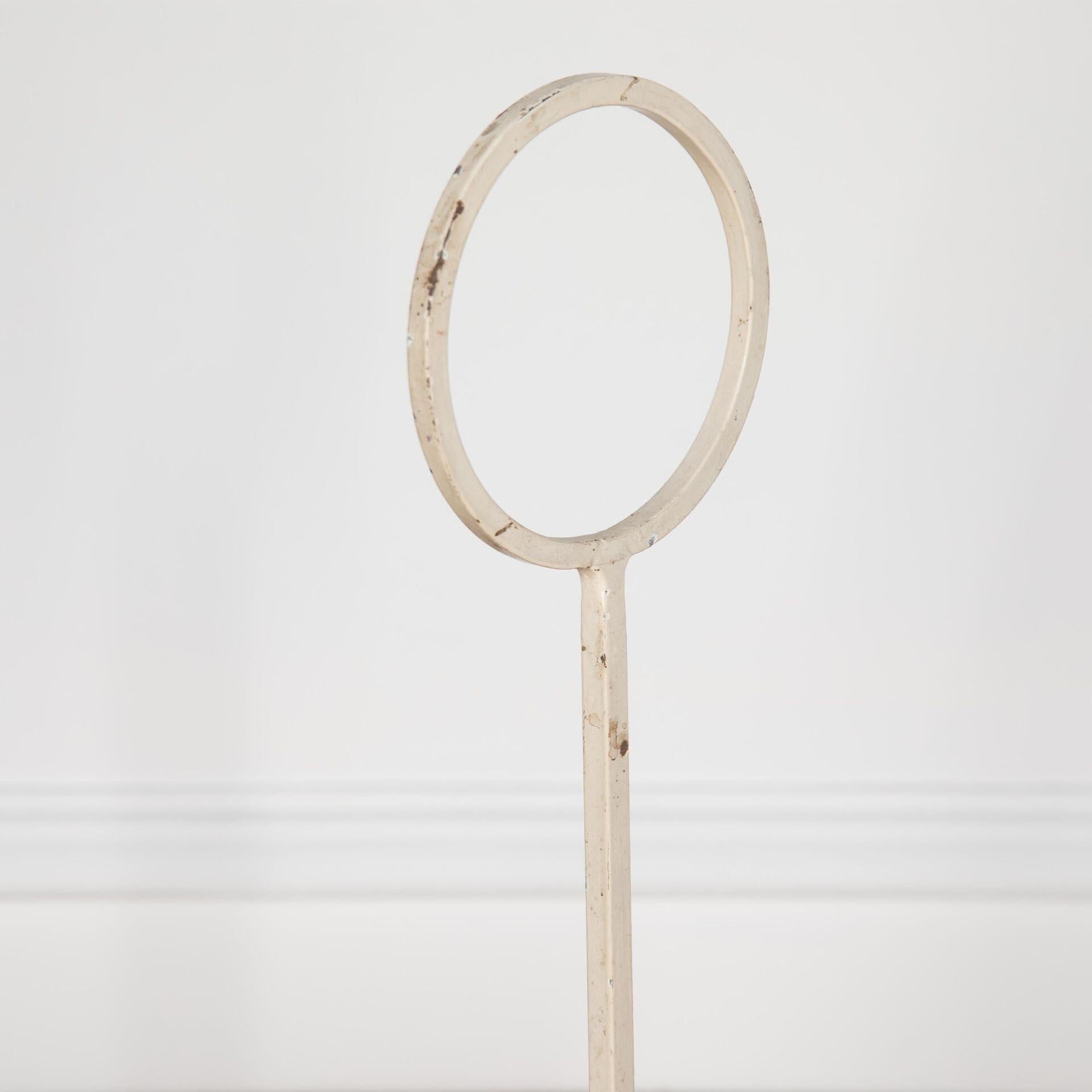 Ein Flaschenhalter aus perforiertem Stahl von Mathieu Matégot

hergestellt von Les Ateliers Matégot

dokumentiert in dem Buch 