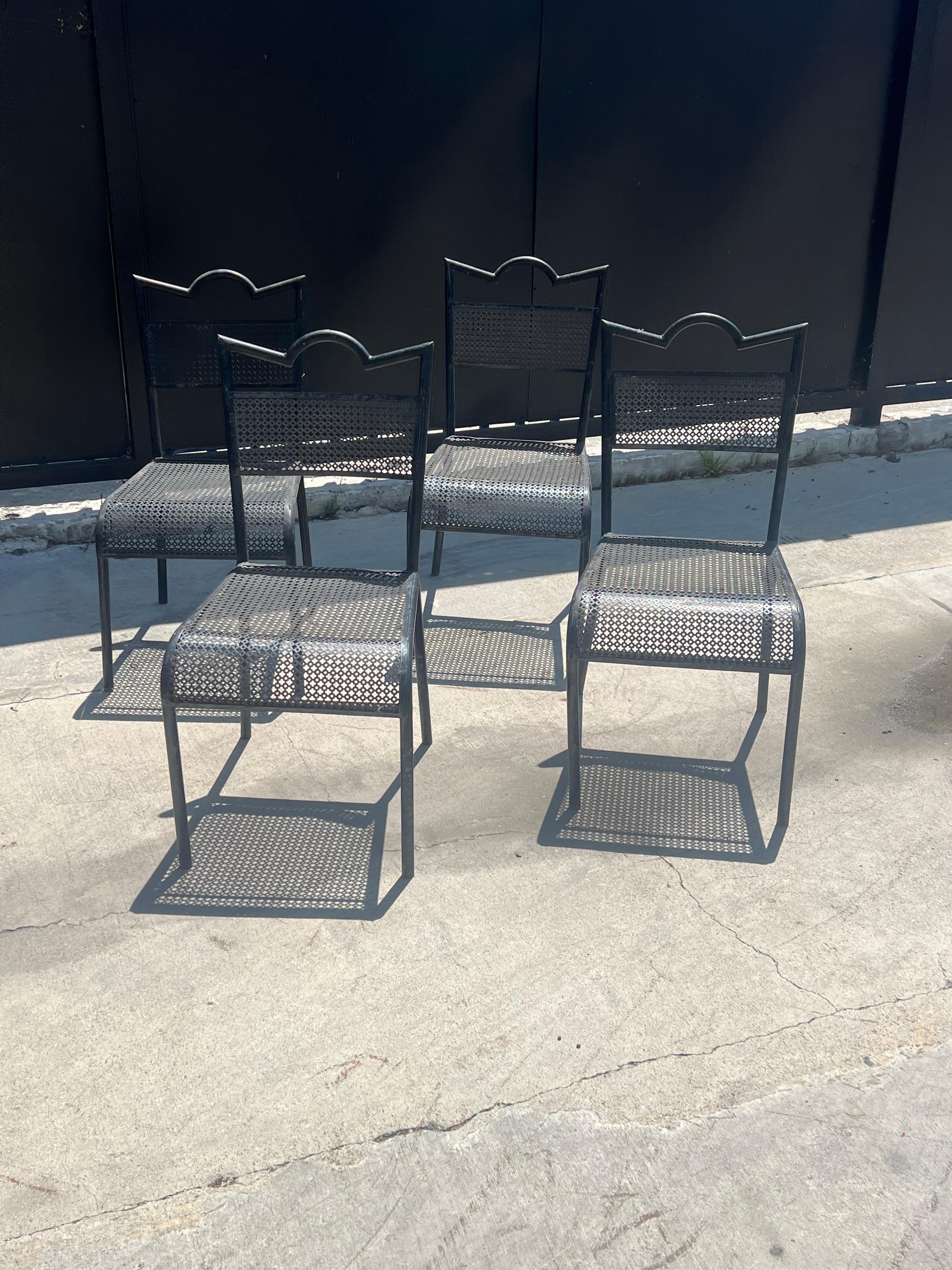 Vintage French Midcentury Mathieu Matégot Perforierter Stahlstuhl in schwarz lackierter Originalausführung. In Vintage-Zustand mit leichten Gebrauchsspuren und Rost. Die Stühle sind eben und funktionstüchtig.