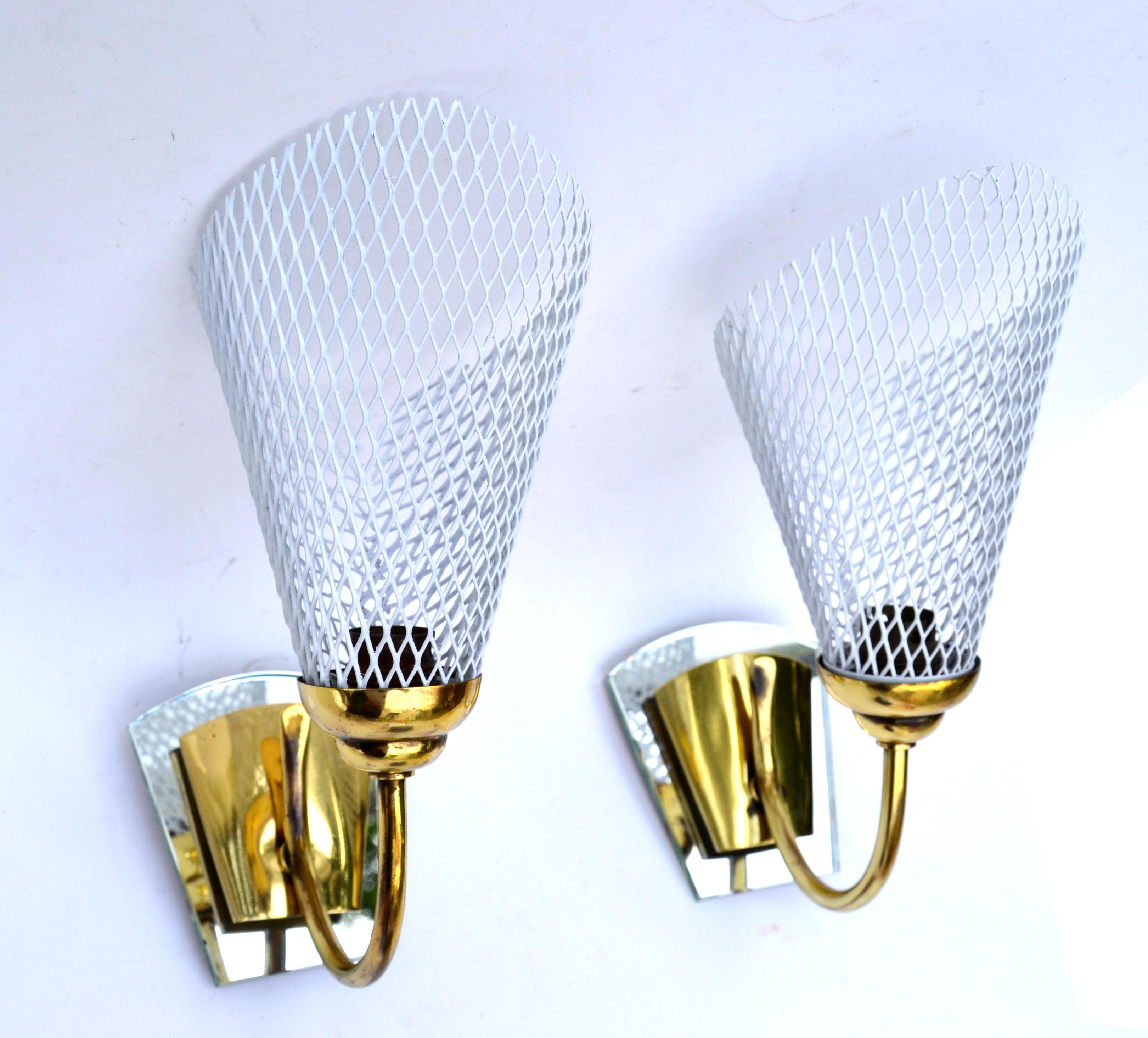 Pair of superb French Mid-Century Modern Mathieu Matégot sconces, wall lamps from the 1960.
Metal mesh shades in white finish and Brass Detail with Mirrored Wall Plates..
US rewired and each socket takes one light bulb max. 60 watts.
Projection
