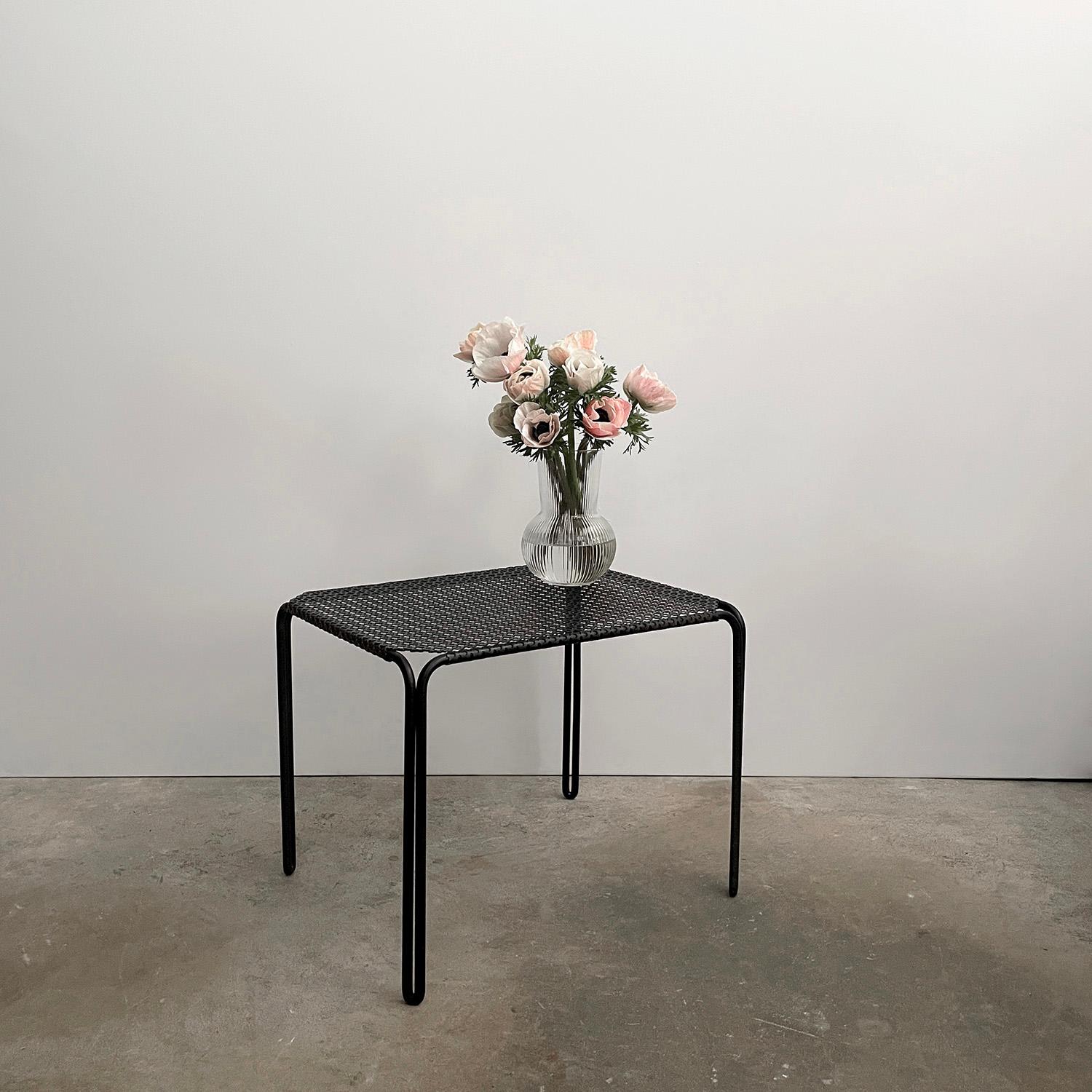Table d'appoint Mathieu Matégot
France, années 1950 
Cette table d'appoint moderniste française est constituée d'une surface en métal estampé perforé et de pieds en fer sculptés créant un design épuré et intemporel
Cette pièce adorable peut être