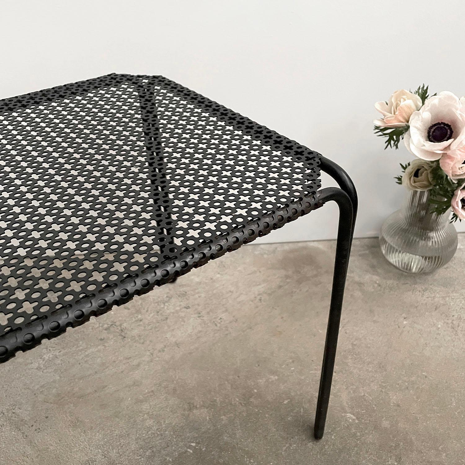 Milieu du XXe siècle Table d'appoint Mathieu Matégot en vente