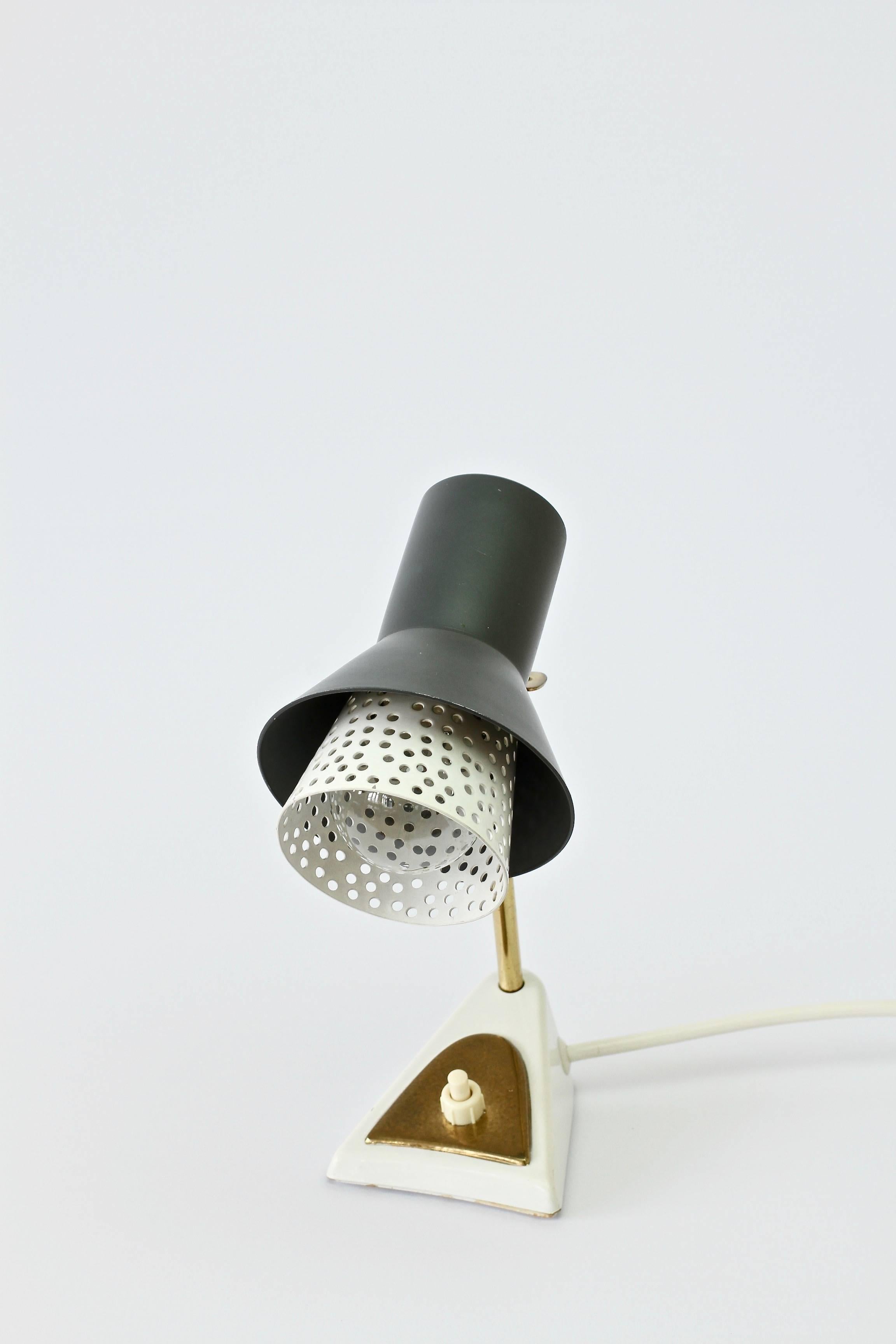 Mathieu Matégot Stil 1950er Jahre Perforierte Metallschirm Tischlampe oder Schreibtischlampe 3