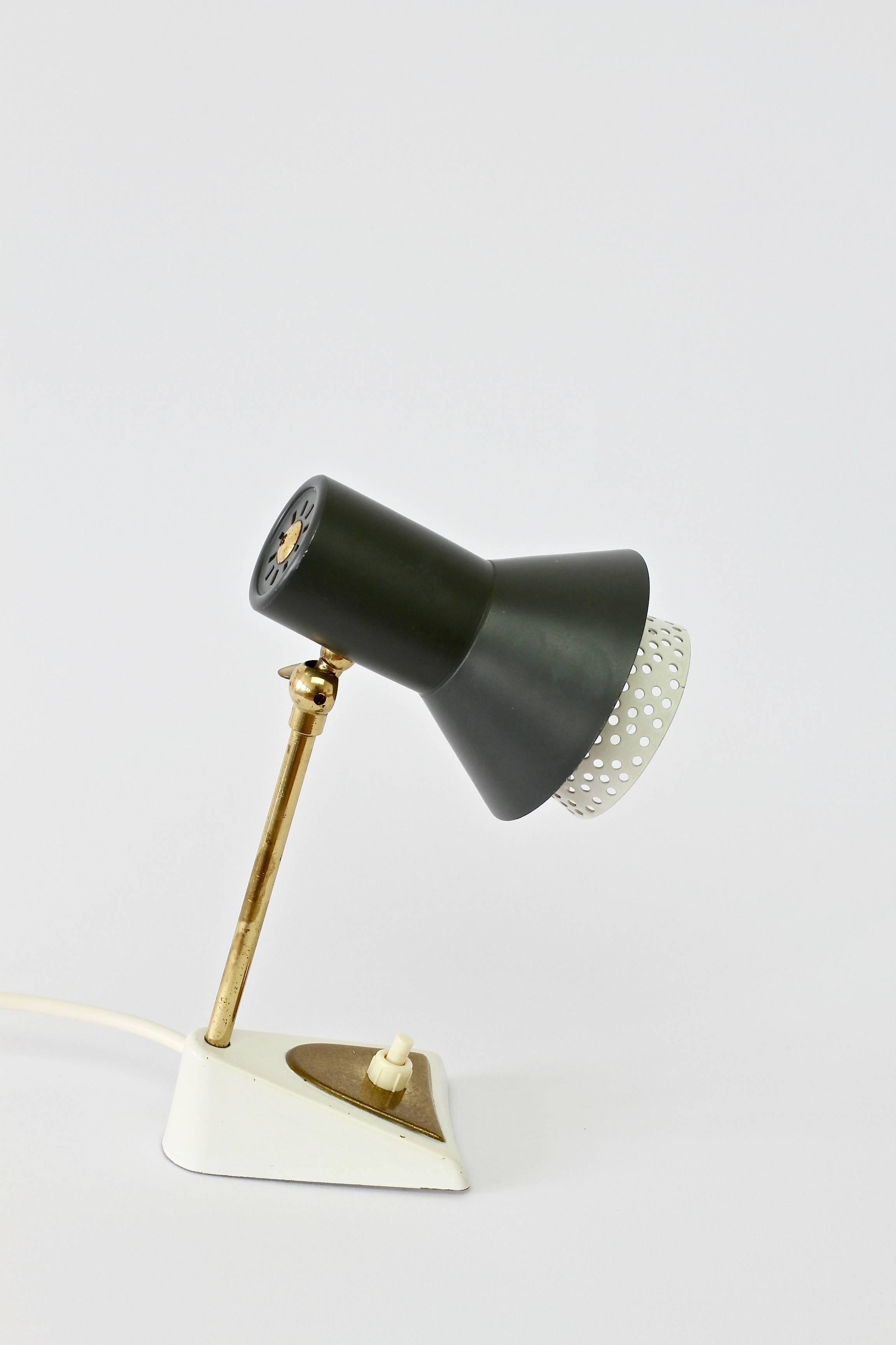 Mathieu Matégot Stil 1950er Jahre Perforierte Metallschirm Tischlampe oder Schreibtischlampe 5