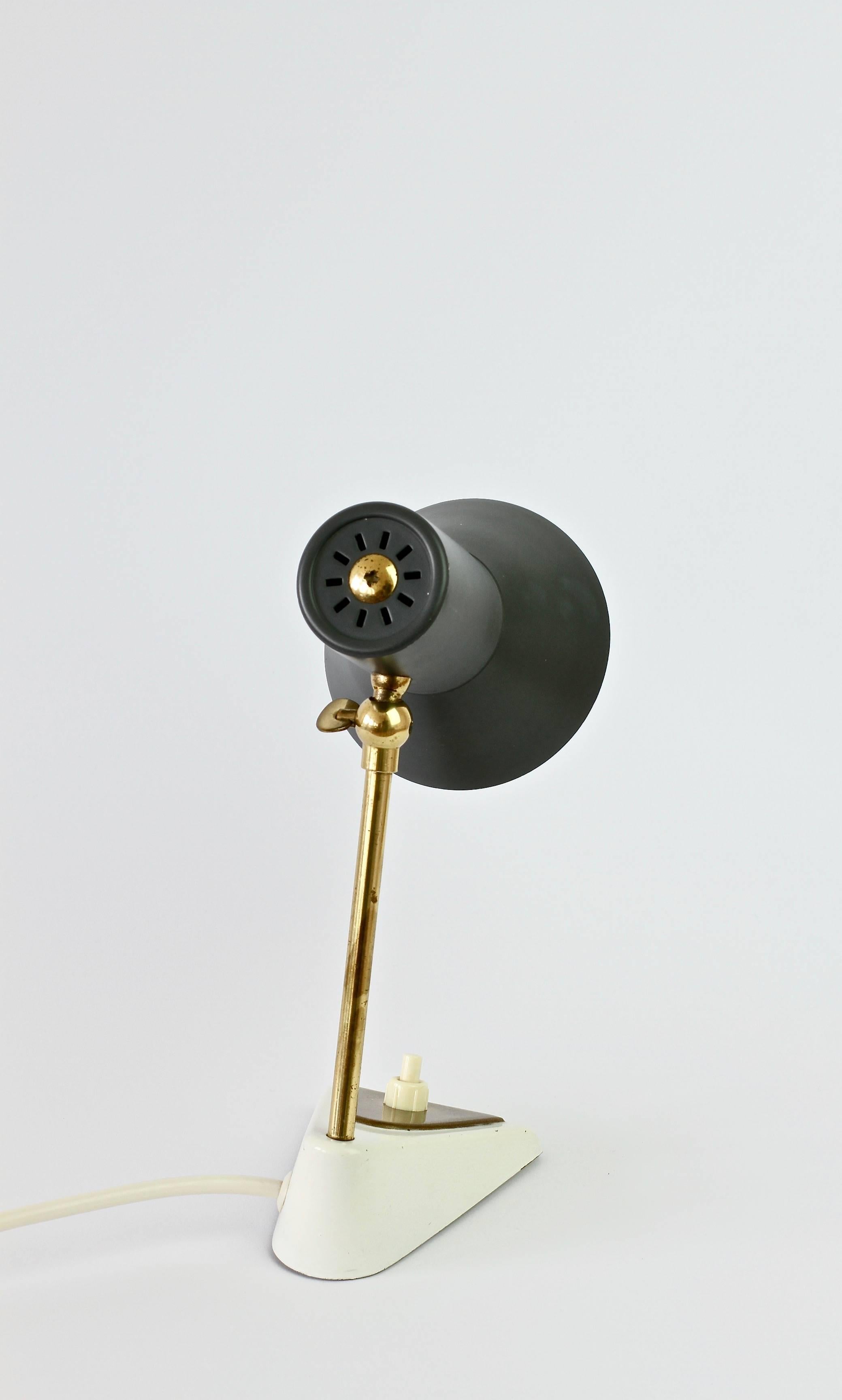Mathieu Matégot Stil 1950er Jahre Perforierte Metallschirm Tischlampe oder Schreibtischlampe 6