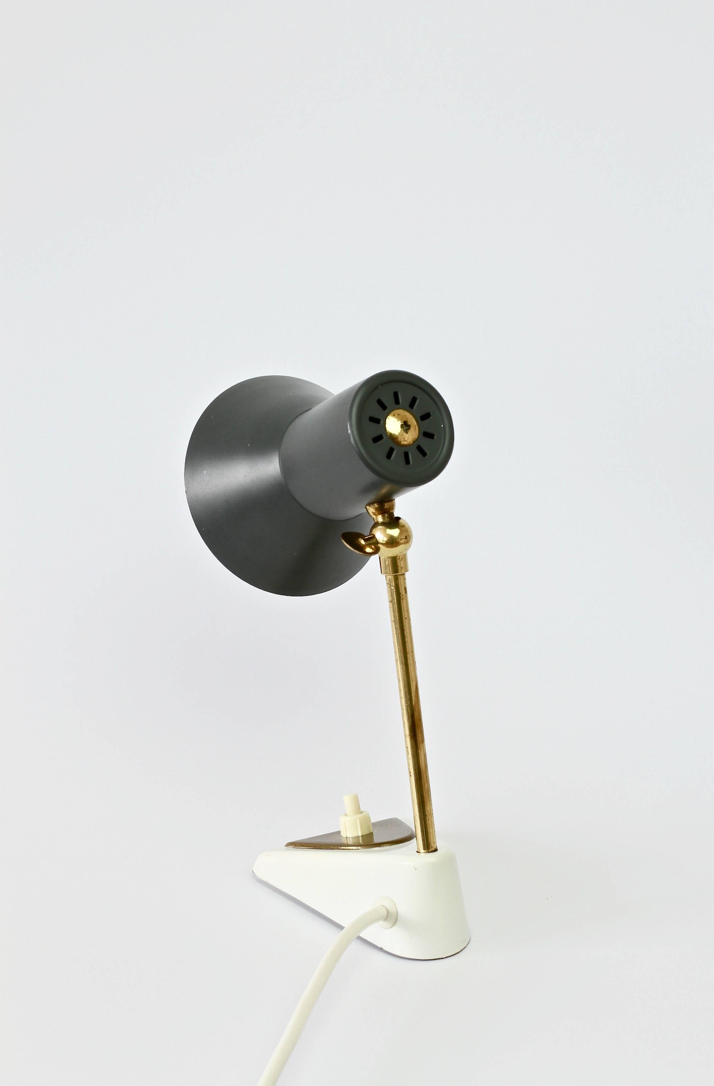 Mathieu Matégot Stil 1950er Jahre Perforierte Metallschirm Tischlampe oder Schreibtischlampe 7