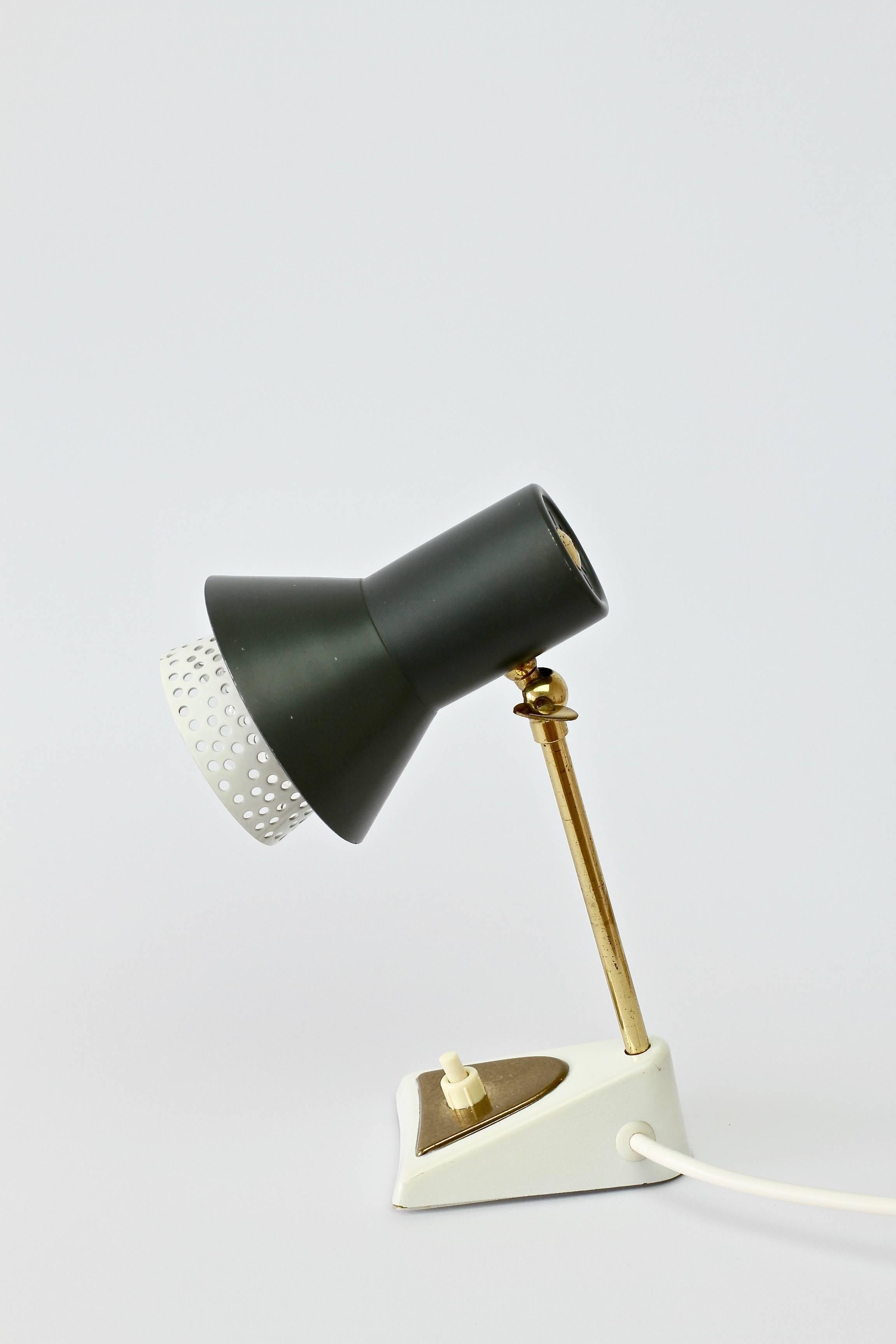 Mathieu Matégot Stil 1950er Jahre Perforierte Metallschirm Tischlampe oder Schreibtischlampe 8