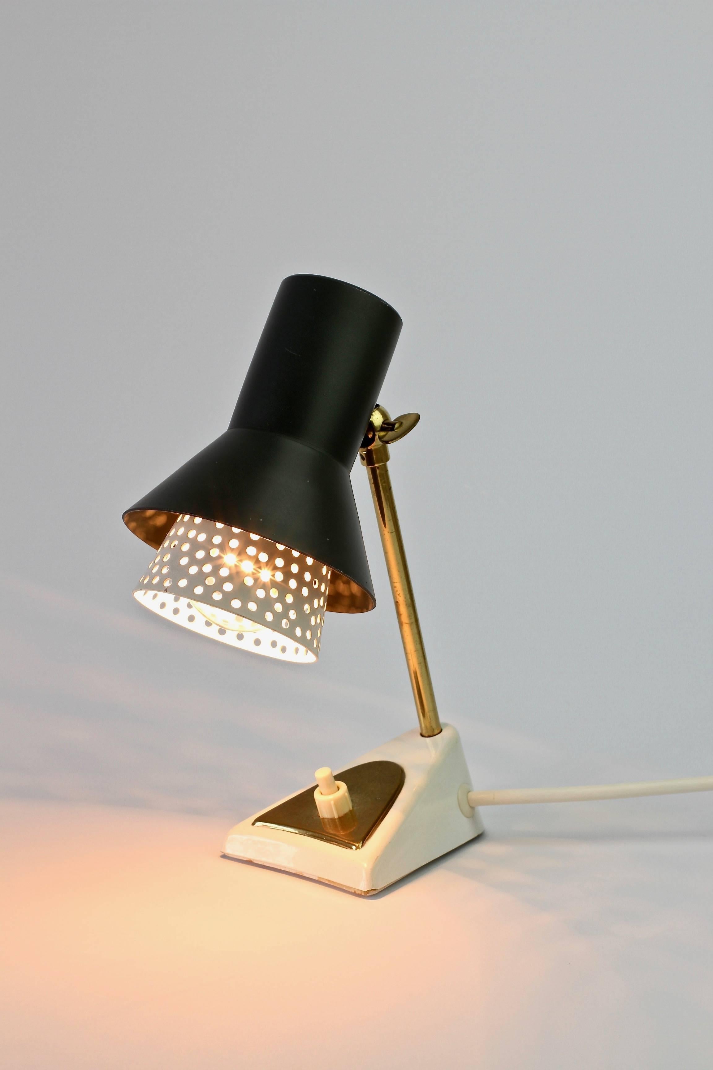 Mathieu Matégot Stil 1950er Jahre Perforierte Metallschirm Tischlampe oder Schreibtischlampe (Moderne der Mitte des Jahrhunderts)