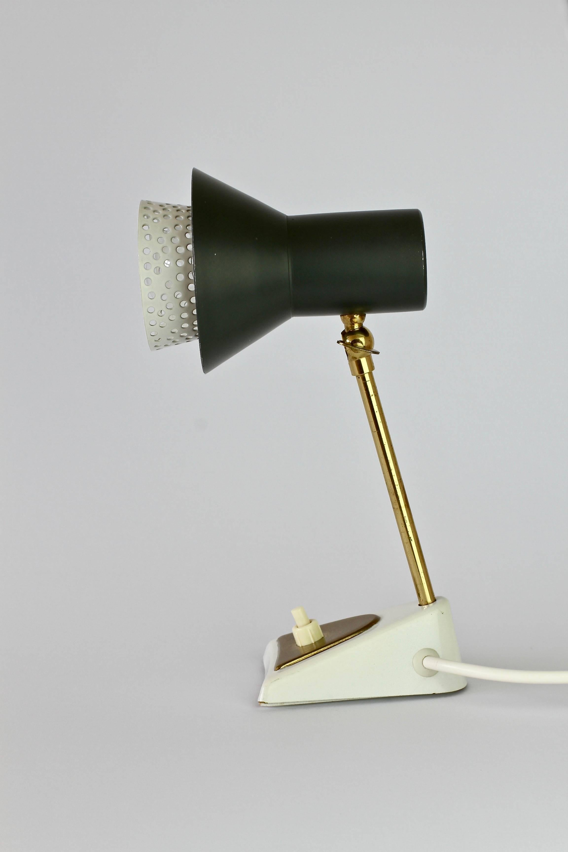 Mathieu Matégot Stil 1950er Jahre Perforierte Metallschirm Tischlampe oder Schreibtischlampe im Zustand „Gut“ in Landau an der Isar, Bayern
