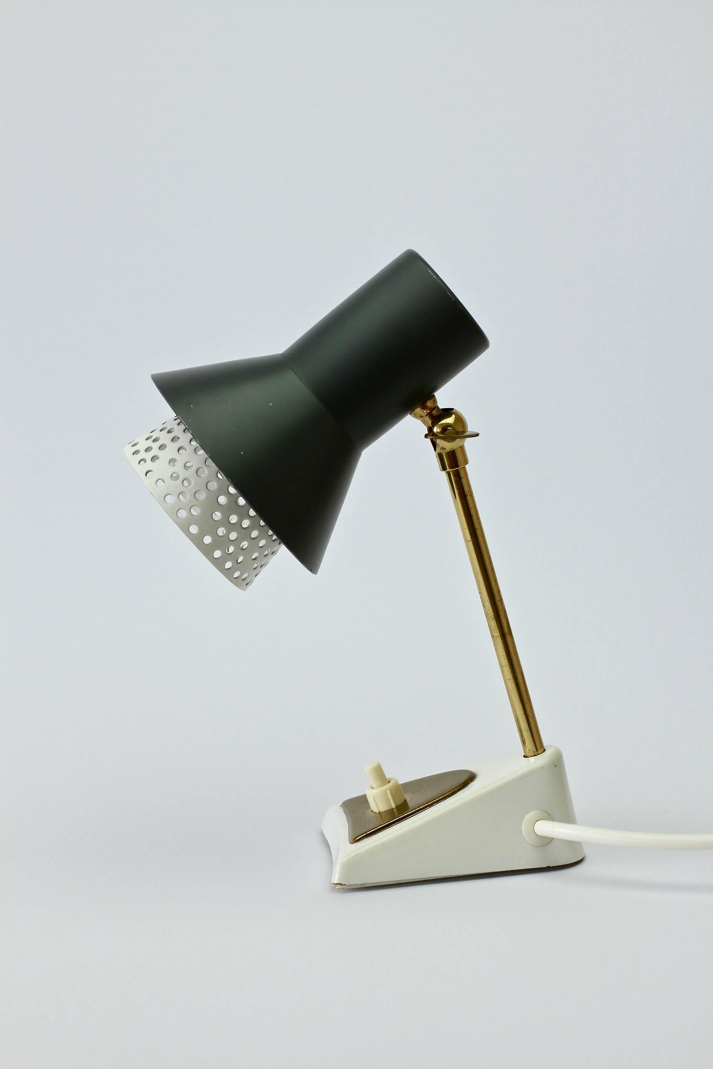 Mathieu Matégot Stil 1950er Jahre Perforierte Metallschirm Tischlampe oder Schreibtischlampe (20. Jahrhundert)