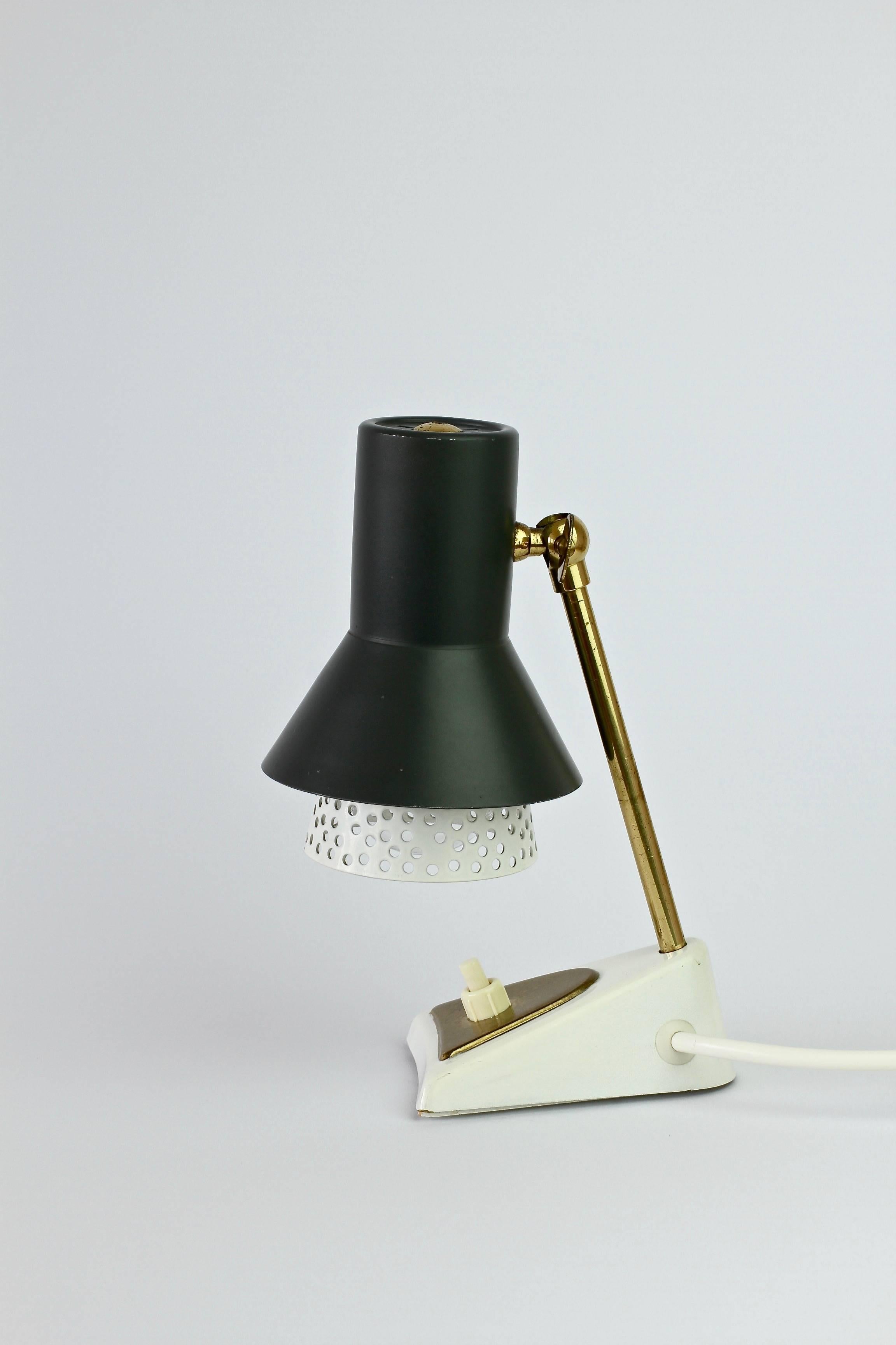Mathieu Matégot Stil 1950er Jahre Perforierte Metallschirm Tischlampe oder Schreibtischlampe 1