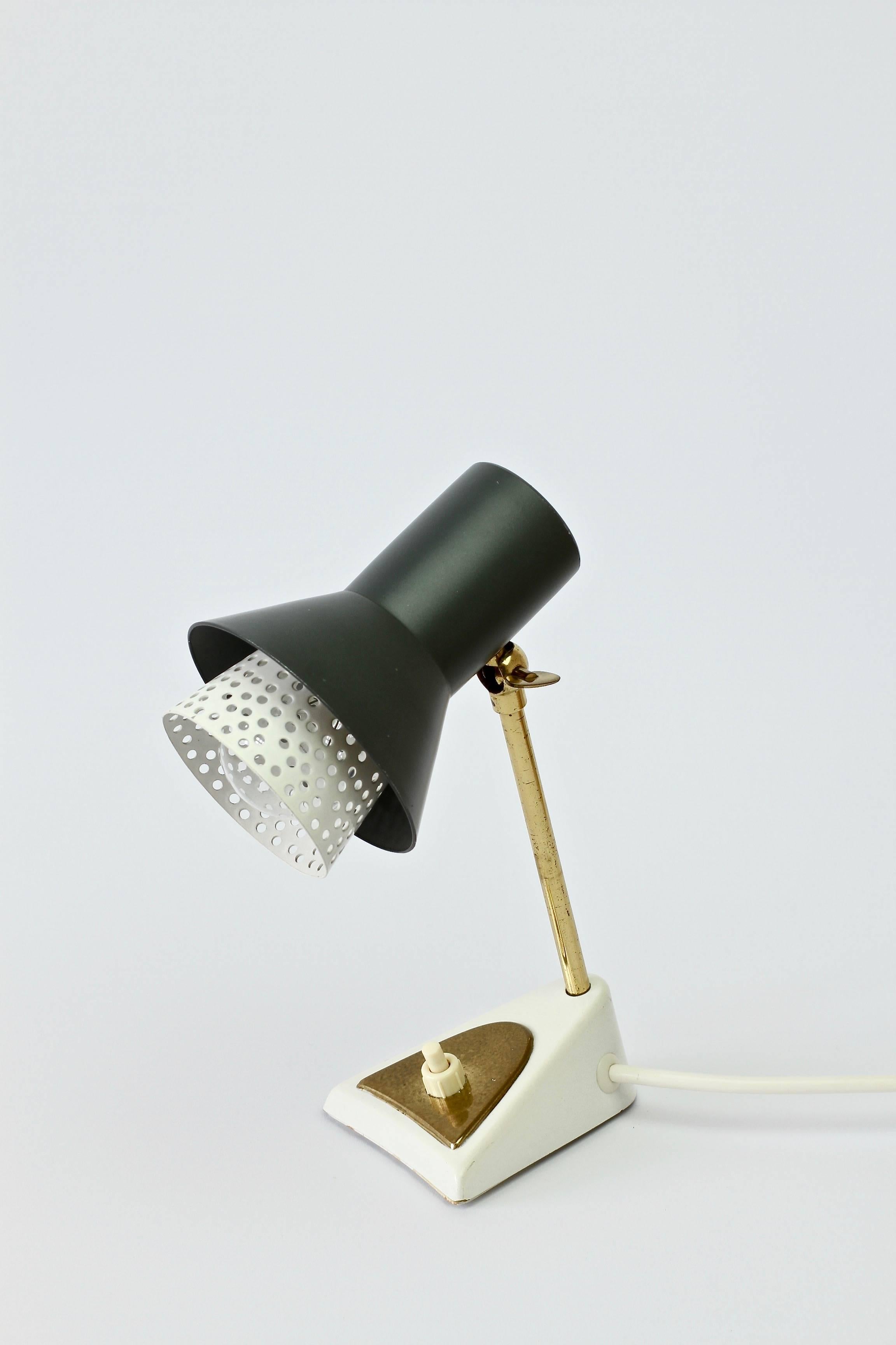 Mathieu Matégot Stil 1950er Jahre Perforierte Metallschirm Tischlampe oder Schreibtischlampe 2
