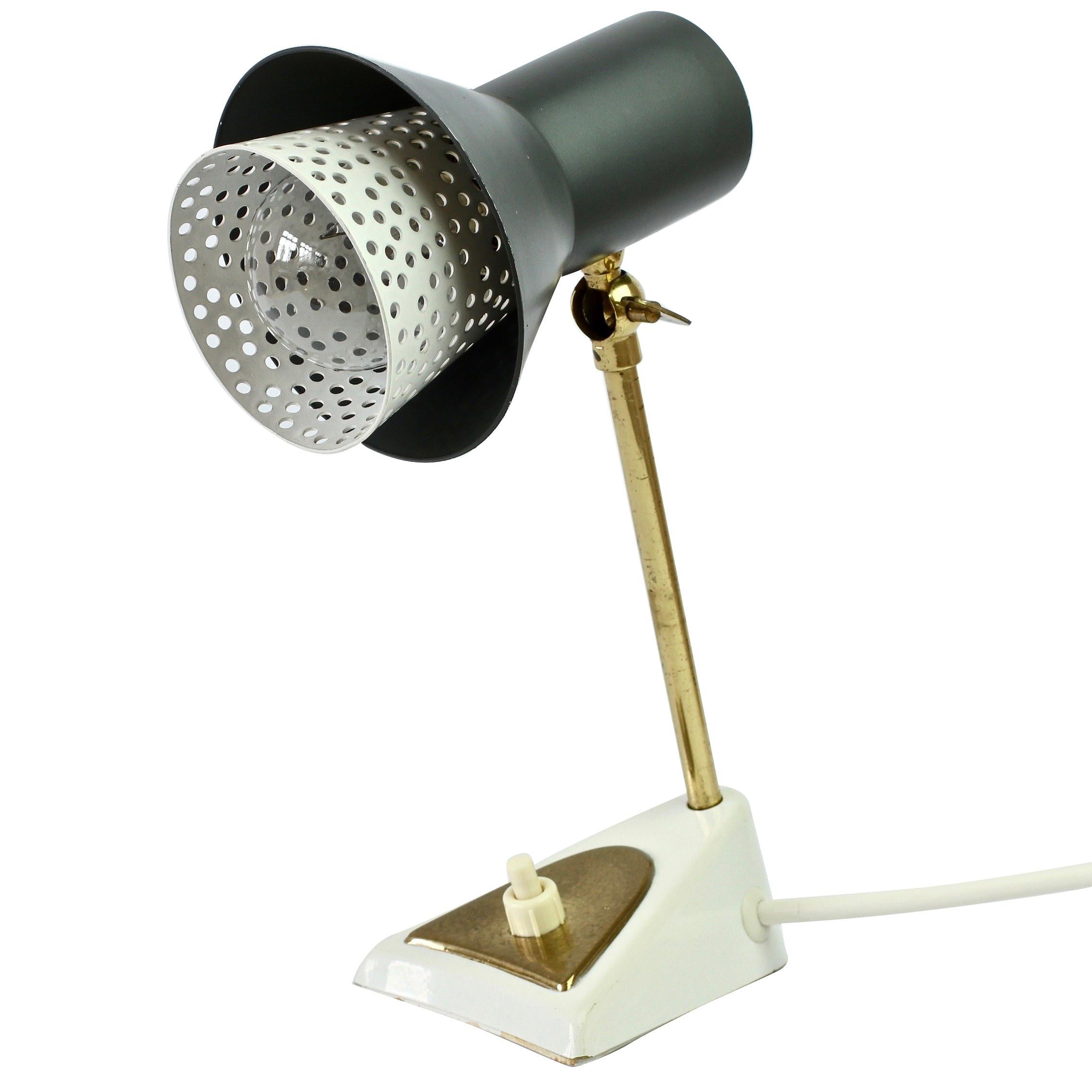 Mathieu Matégot Stil 1950er Jahre Perforierte Metallschirm Tischlampe oder Schreibtischlampe