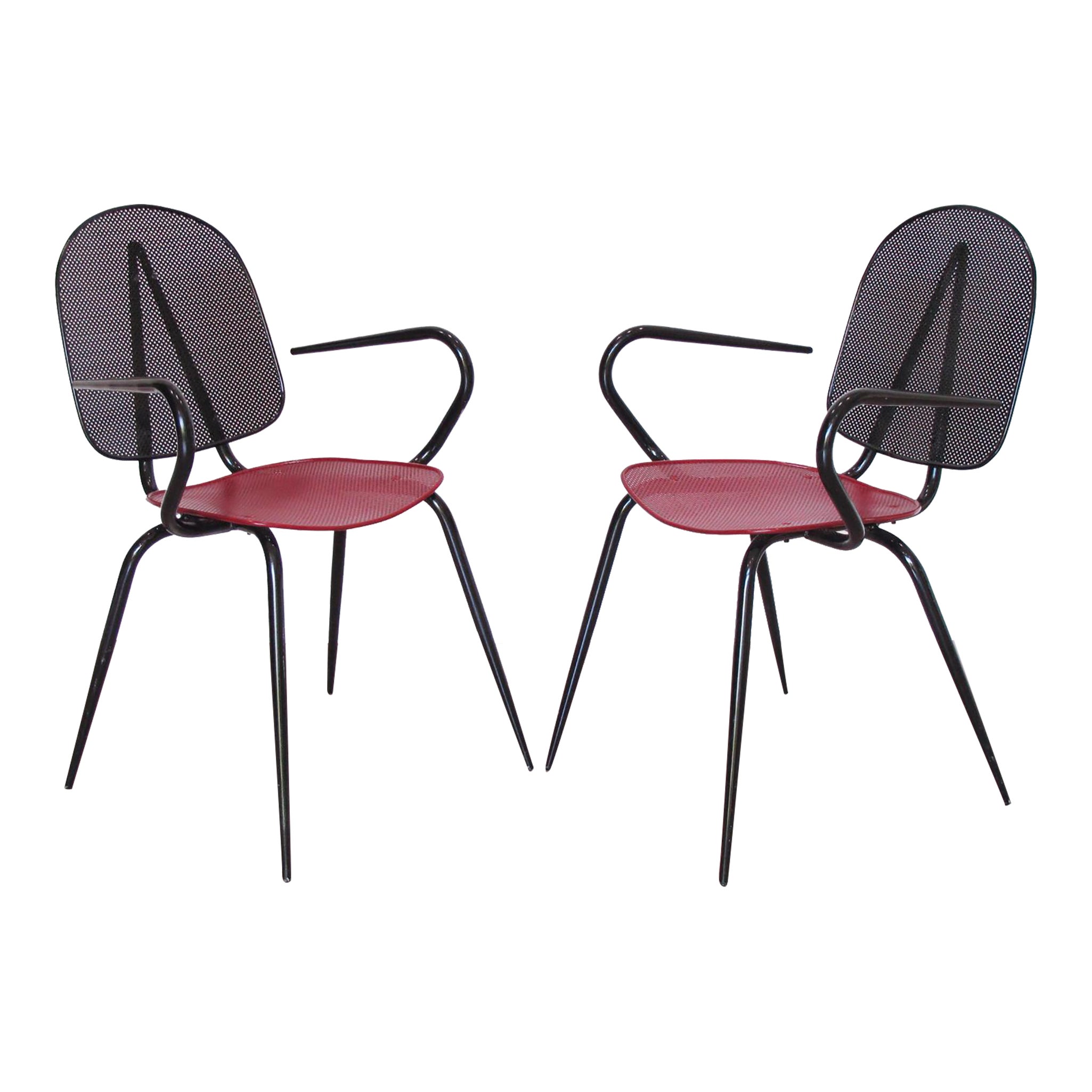 Chaise ou fauteuil en métal noir et rouge de style Mathieu Mategot, une paire