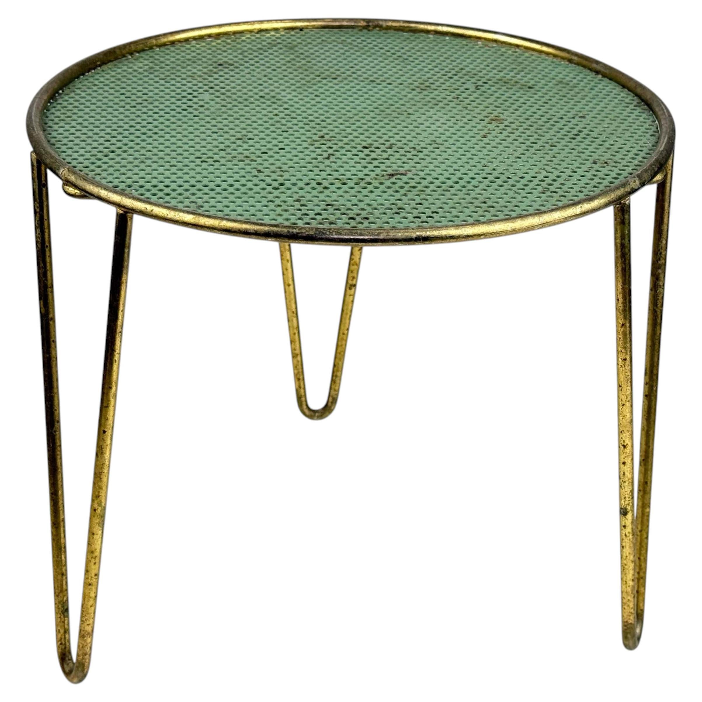 Mesa de metal perforado estilo Mathieu Matégot, tipo soporte para plantas de mediados de siglo