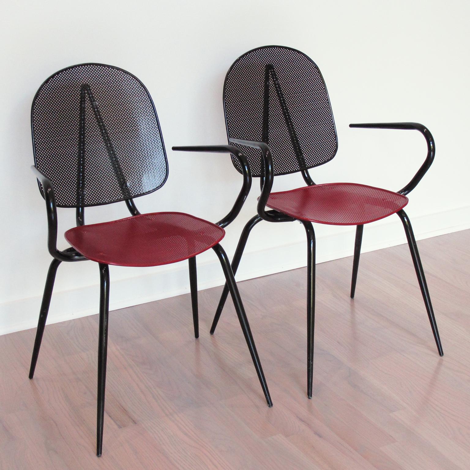 Mid-Century moderno Poltrone in metallo moderniste in stile Mathieu Mategot, una coppia, circa 1950 in vendita