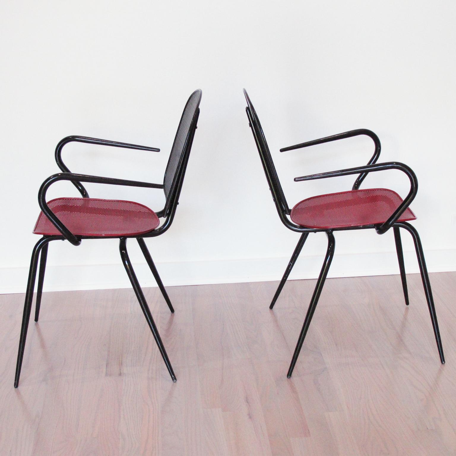 Francese Poltrone in metallo moderniste in stile Mathieu Mategot, una coppia, circa 1950 in vendita