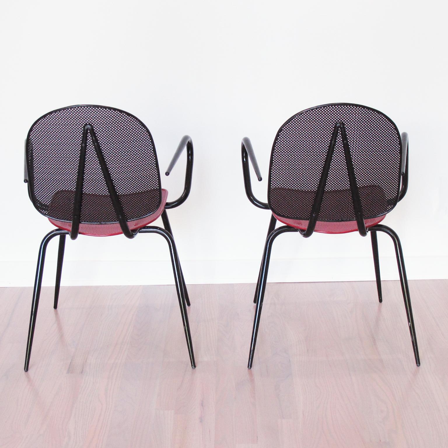 Poltrone in metallo moderniste in stile Mathieu Mategot, una coppia, circa 1950 In condizioni ottime in vendita a Atlanta, GA